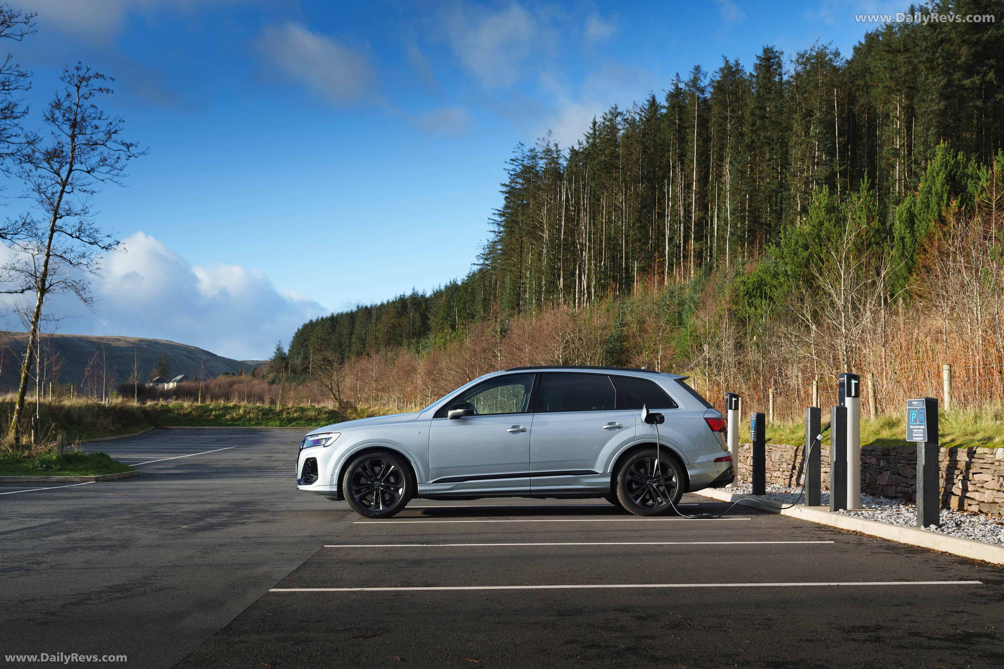 2025 Audi Q7 TFSI e 4M UK Version Side View
