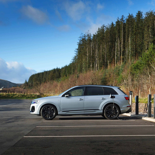 2025 Audi Q7 TFSI e 4M UK Version Side View