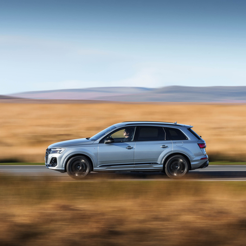 2025 Audi Q7 TFSI e 4M UK Version Side View