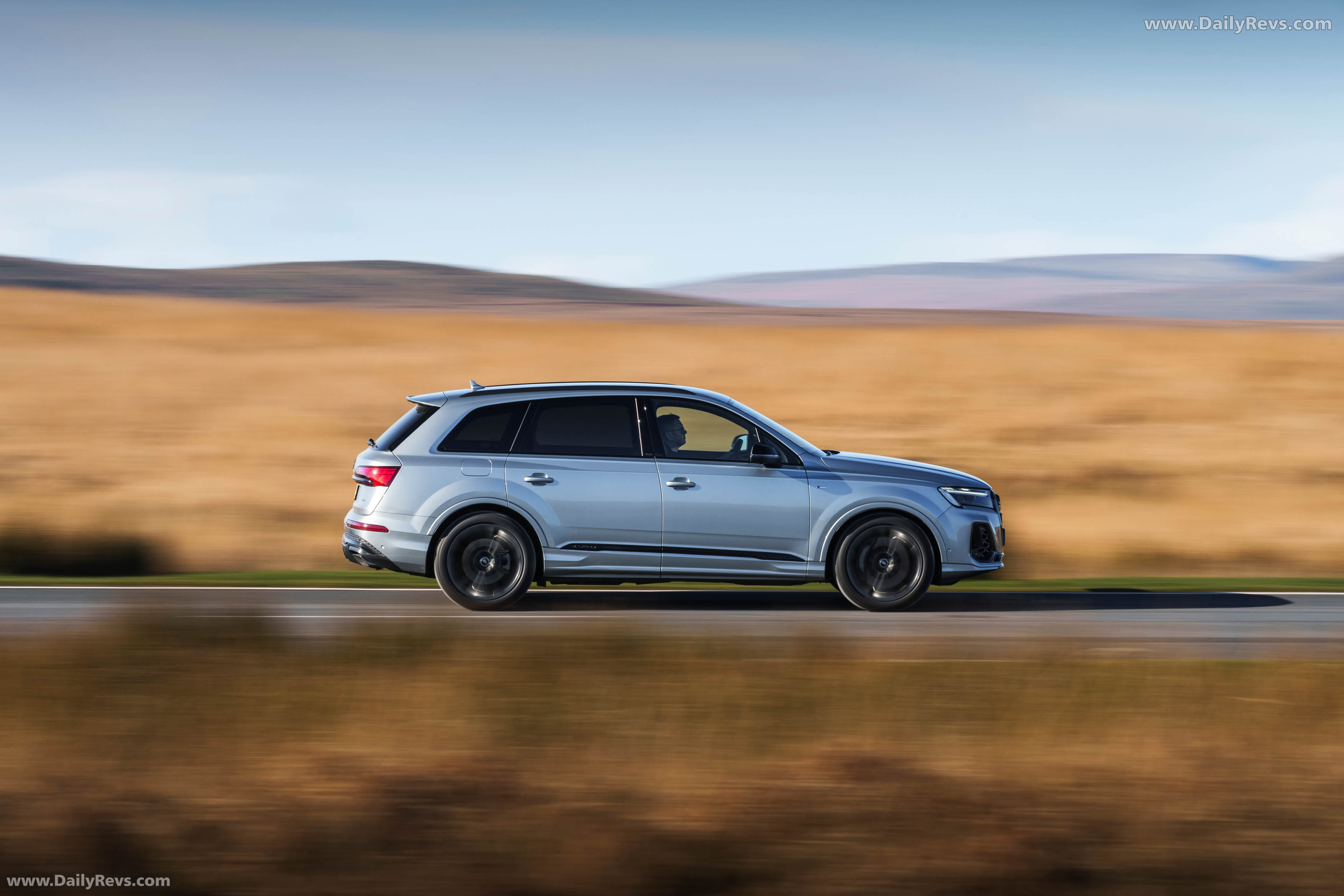 2025 Audi Q7 TFSI e 4M UK Version Side View