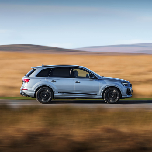 2025 Audi Q7 TFSI e 4M UK Version Side View