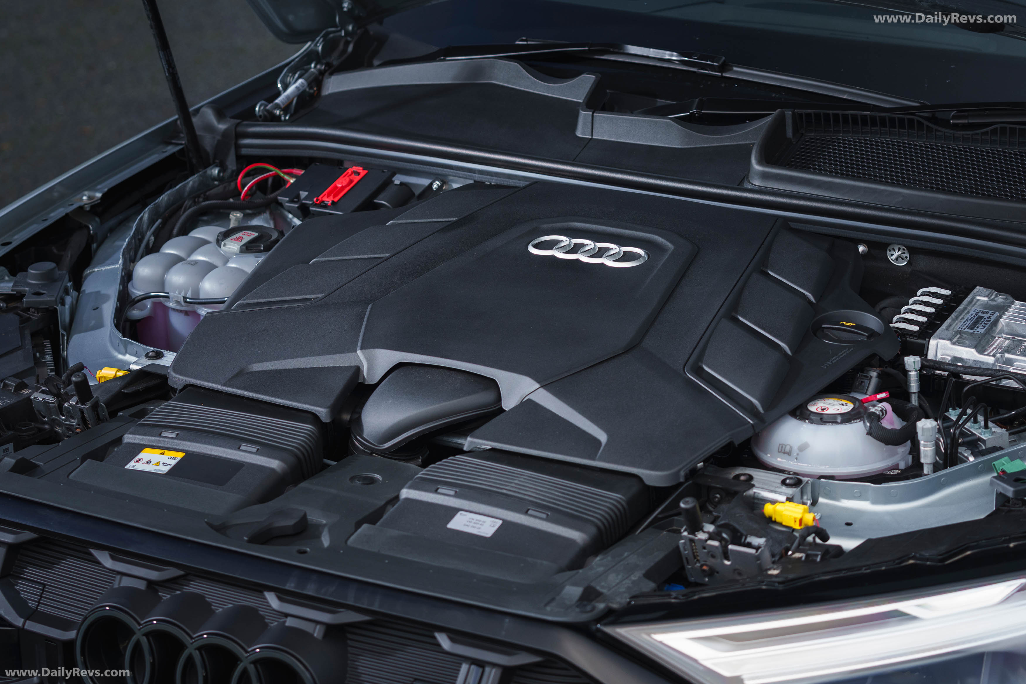 2025 Audi Q7 TFSI e 4M UK Version Engine