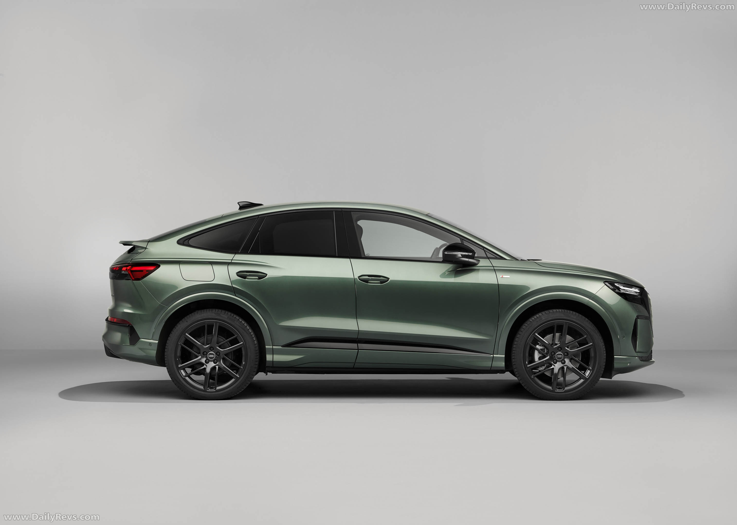 2027 Audi Q4 e-tron Sportback F4 Side View