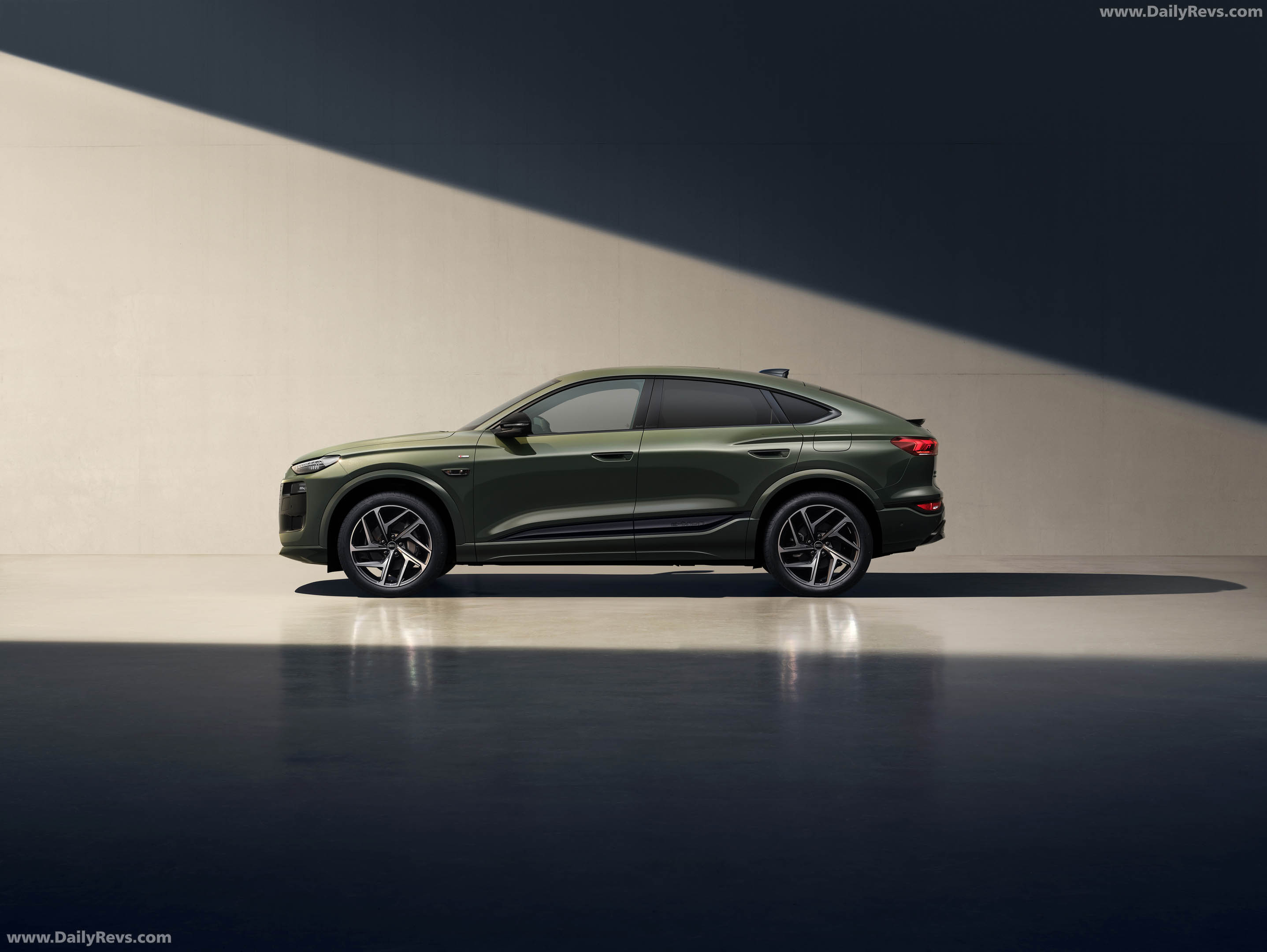 2025 Audi Q6L Sportback e-tron AU516 Side View