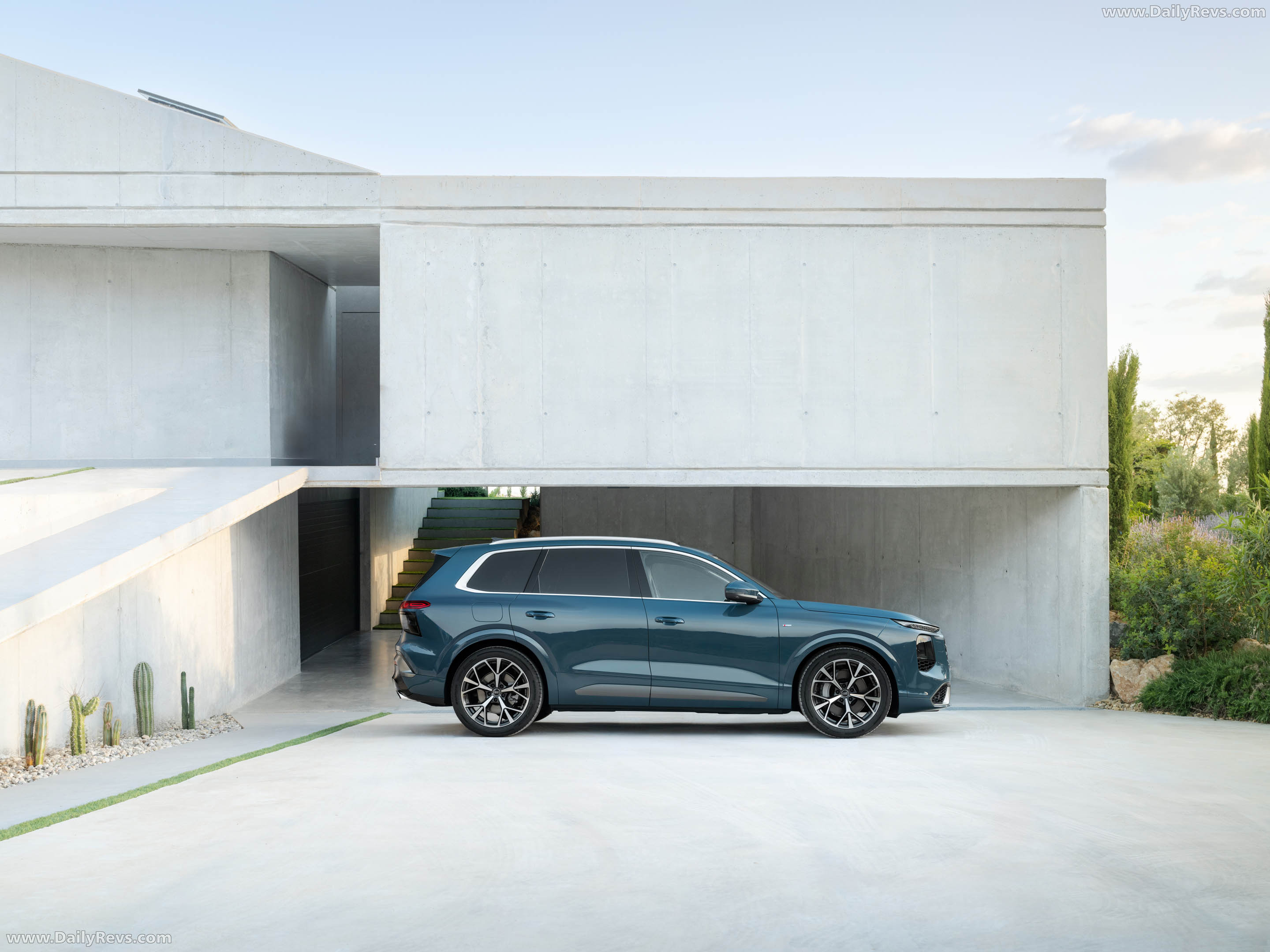 2027 Audi Q7 4M Side View