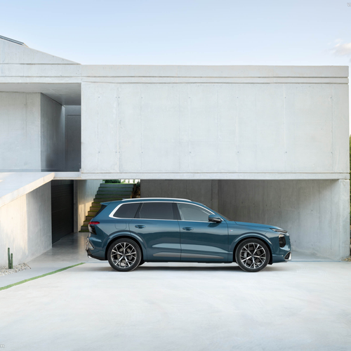 2027 Audi Q7 4M Side View