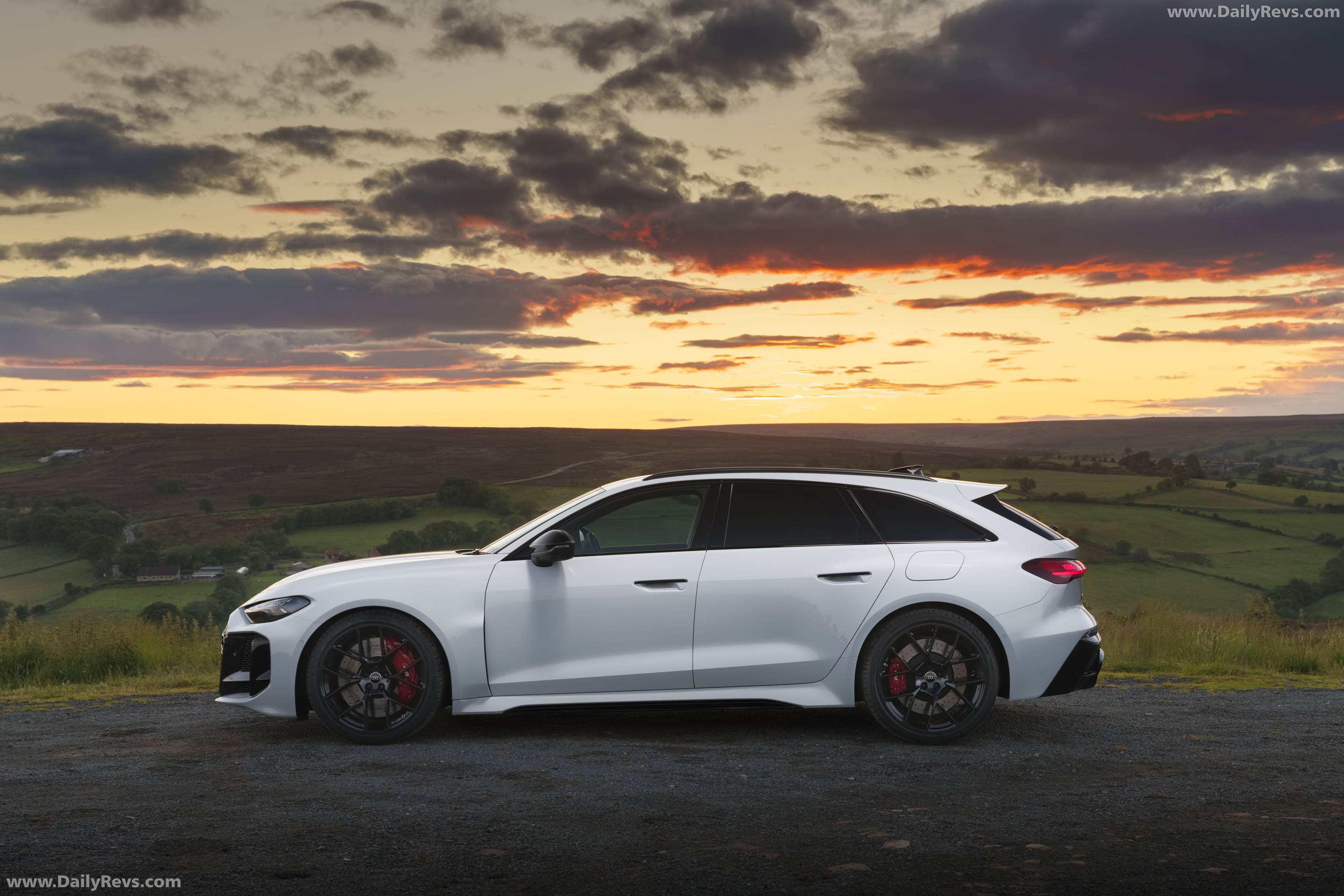 2027 Audi RS 5 Avant B10 UK Version Side View