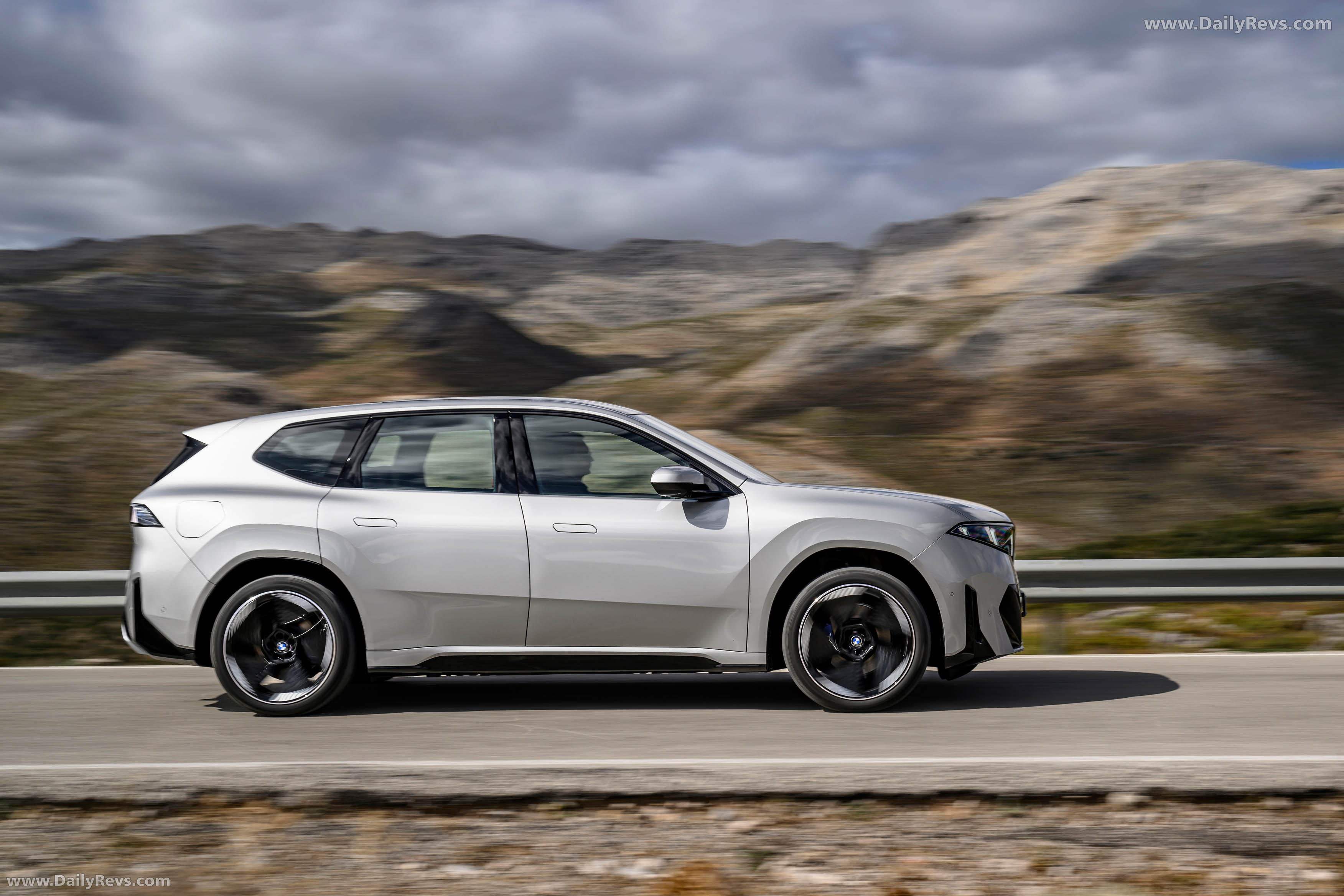 2026 BMW iX3 50 xDrive NA5 Polarized Gray Side View