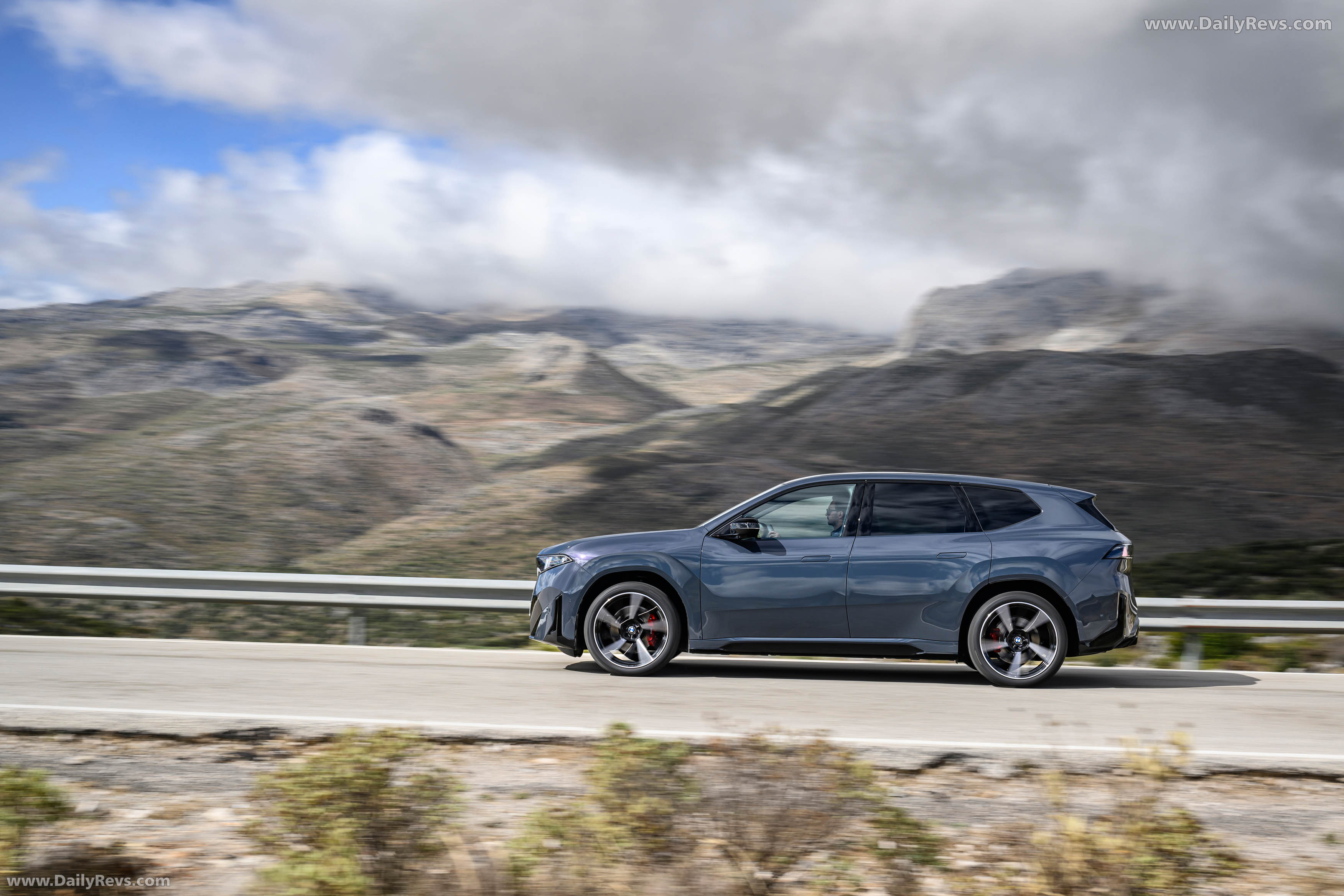 2026 BMW iX3 50 xDrive NA5 Polarized Gray Side View