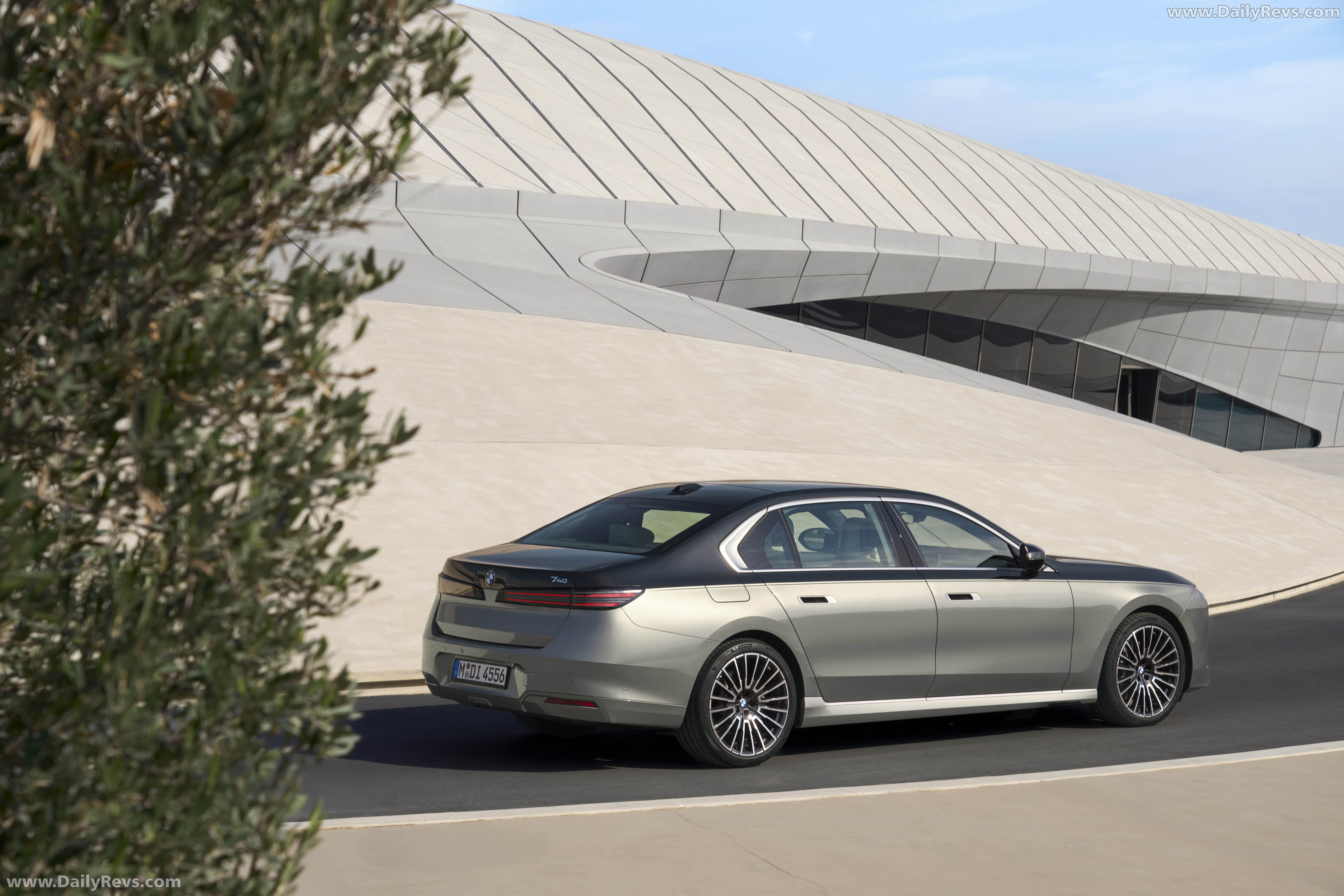 2027 BMW 740 xDrive G70 Rear View