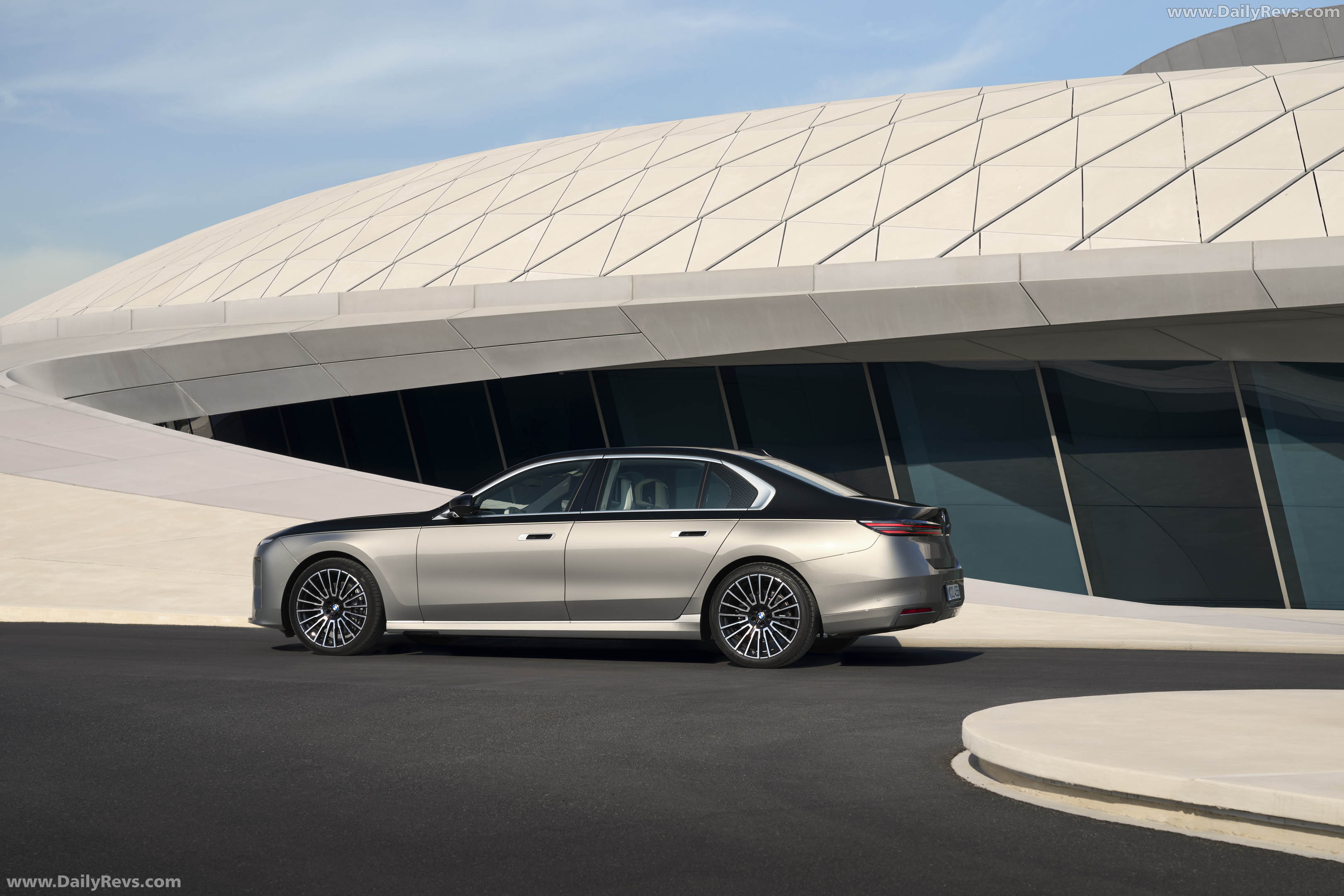 2027 BMW 740 xDrive G70 Rear View
