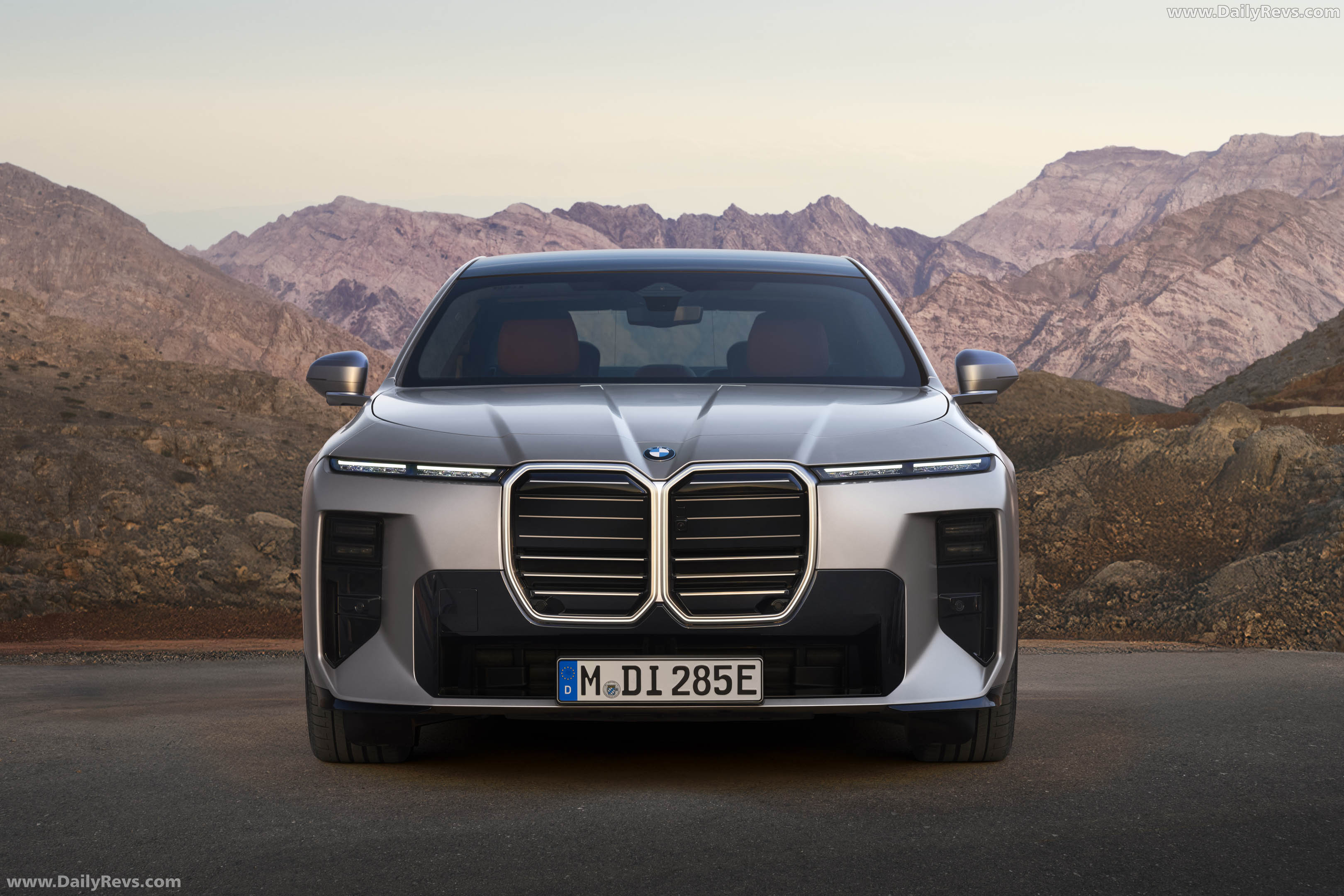 2027 BMW i7 60 xDrive G70 Front View