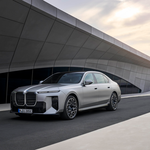 2027 BMW i7 60 xDrive G70 Front View