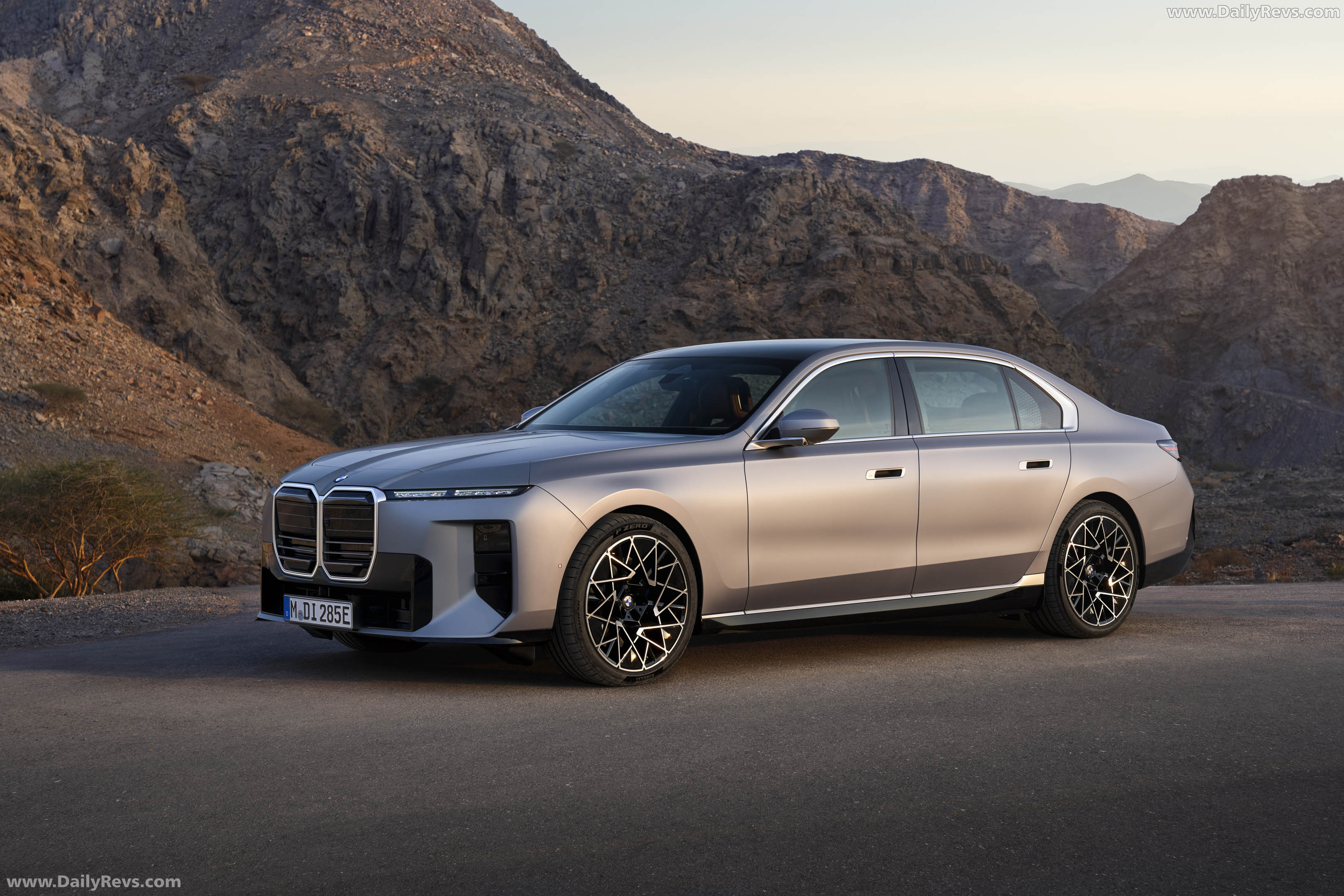 2027 BMW i7 60 xDrive G70 Front View