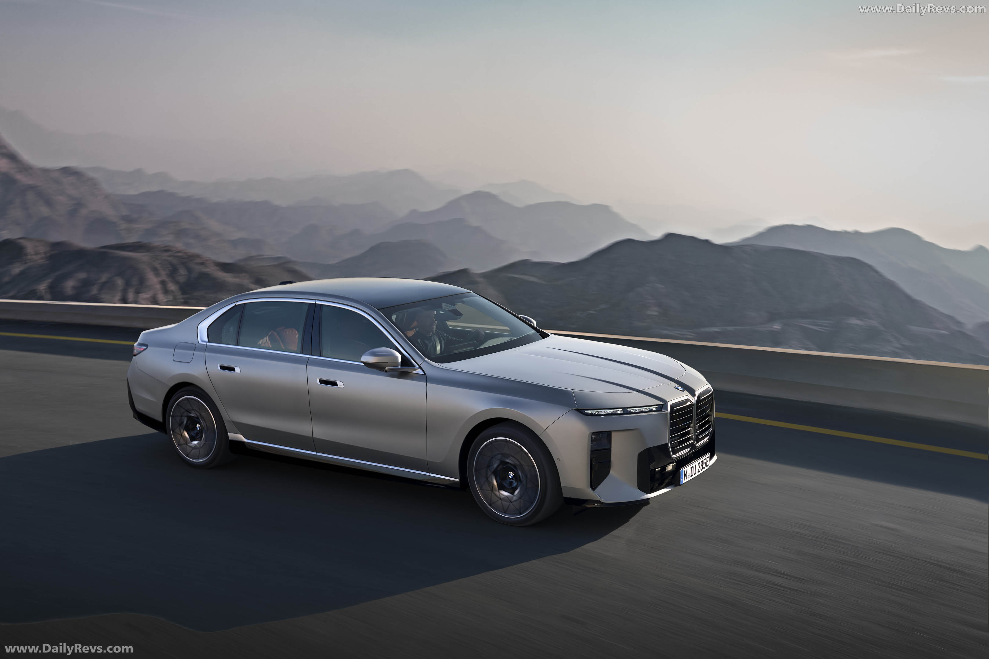 2027 BMW i7 60 xDrive G70 Front View
