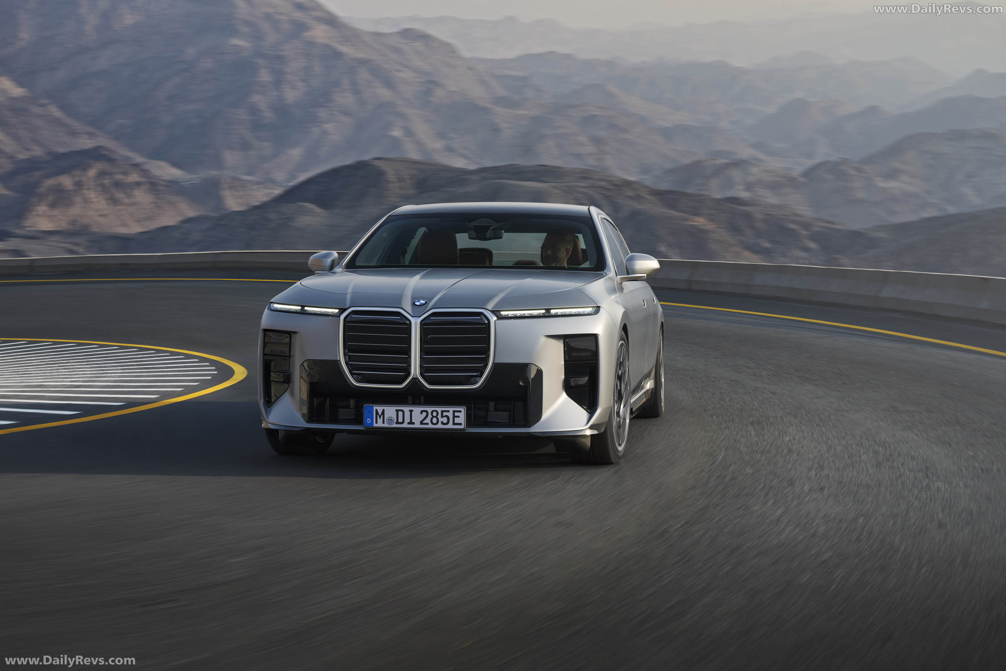2027 BMW i7 60 xDrive G70 Front View