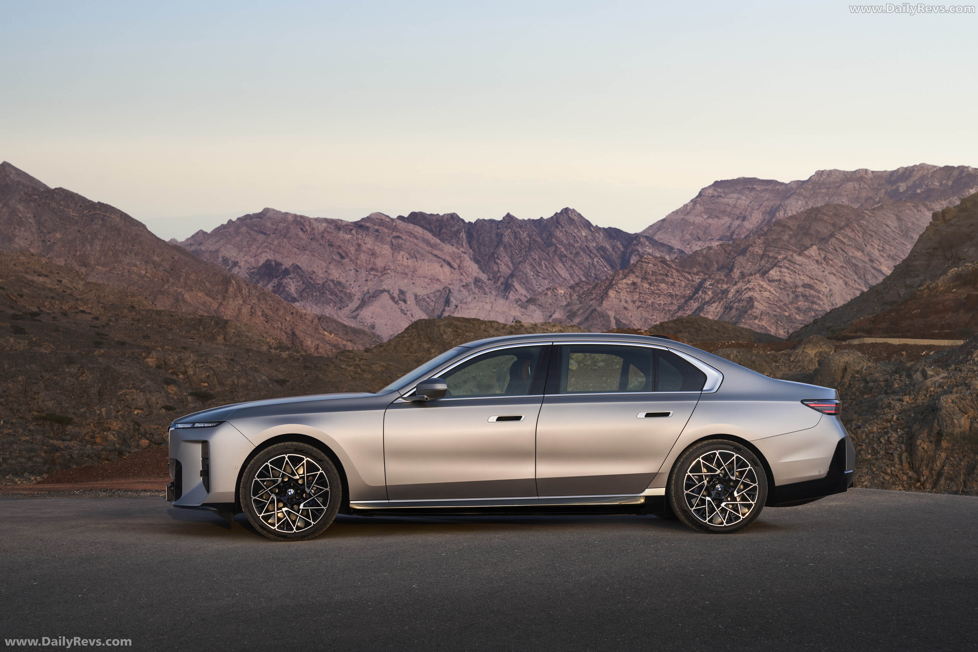 2027 BMW i7 60 xDrive G70 Side View
