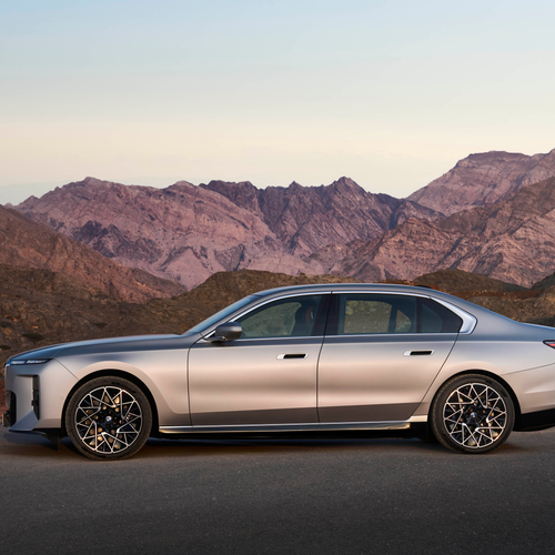 2027 BMW i7 60 xDrive G70 Side View