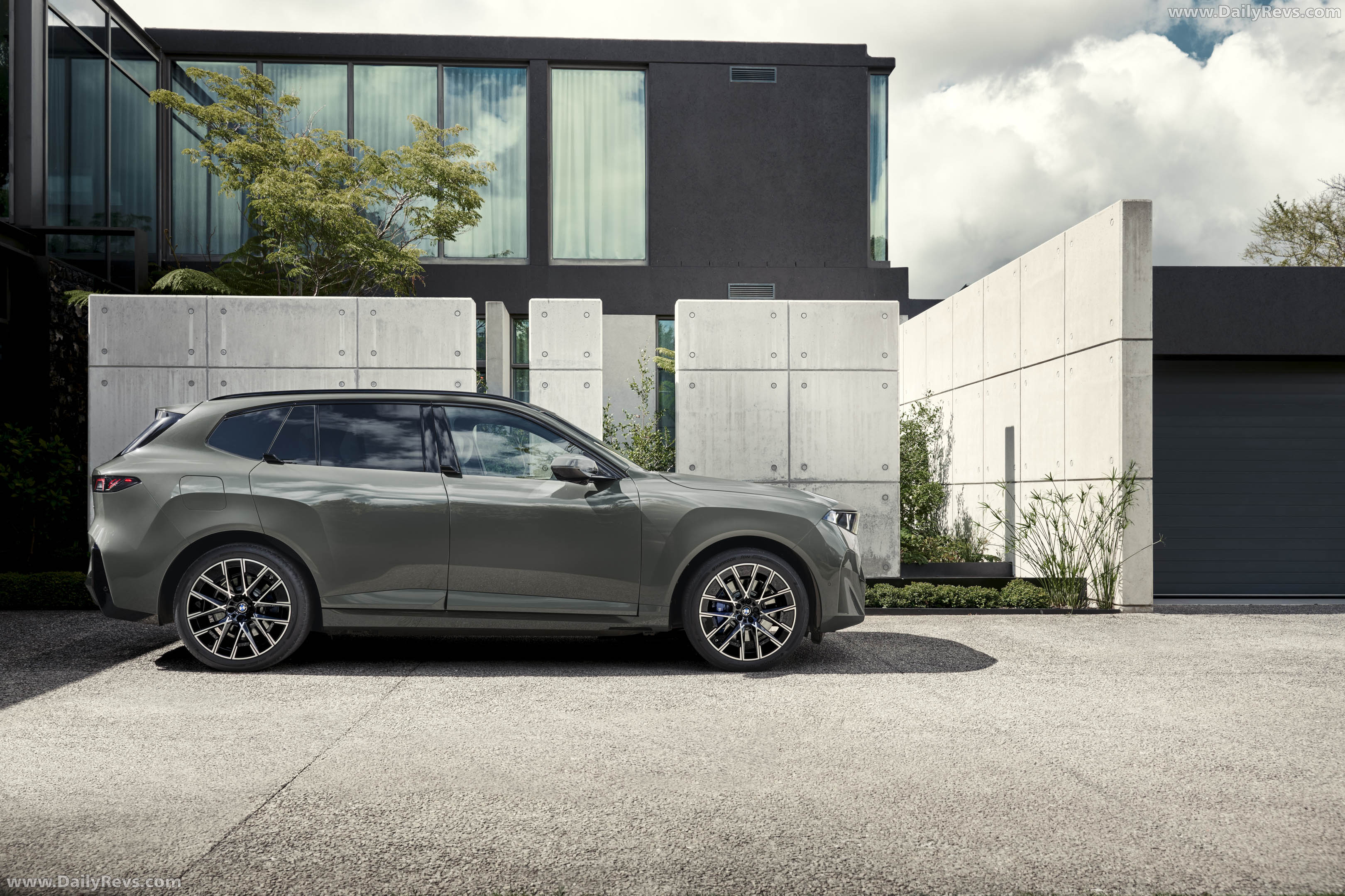 2027 BMW iX5 60 xDrive G65 Side View