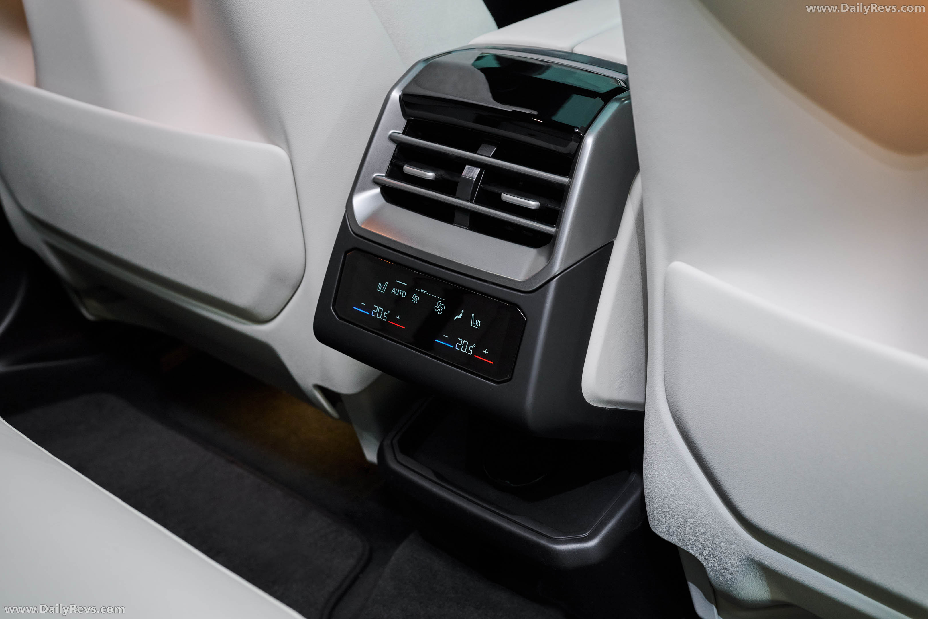 2027 BMW iX5 60 xDrive G65 Interior
