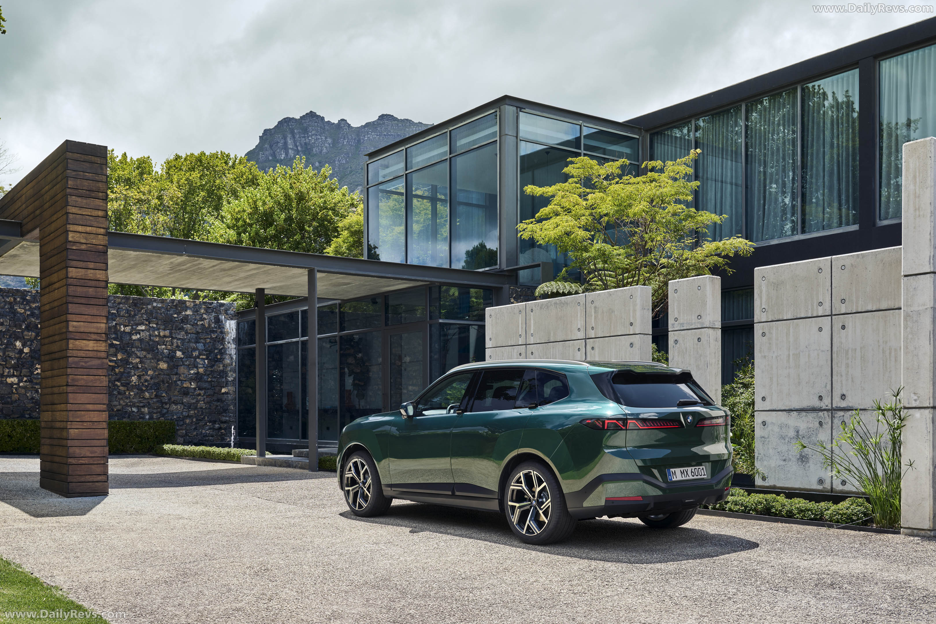 2027 BMW X5 40 xDrive G65 Rear View