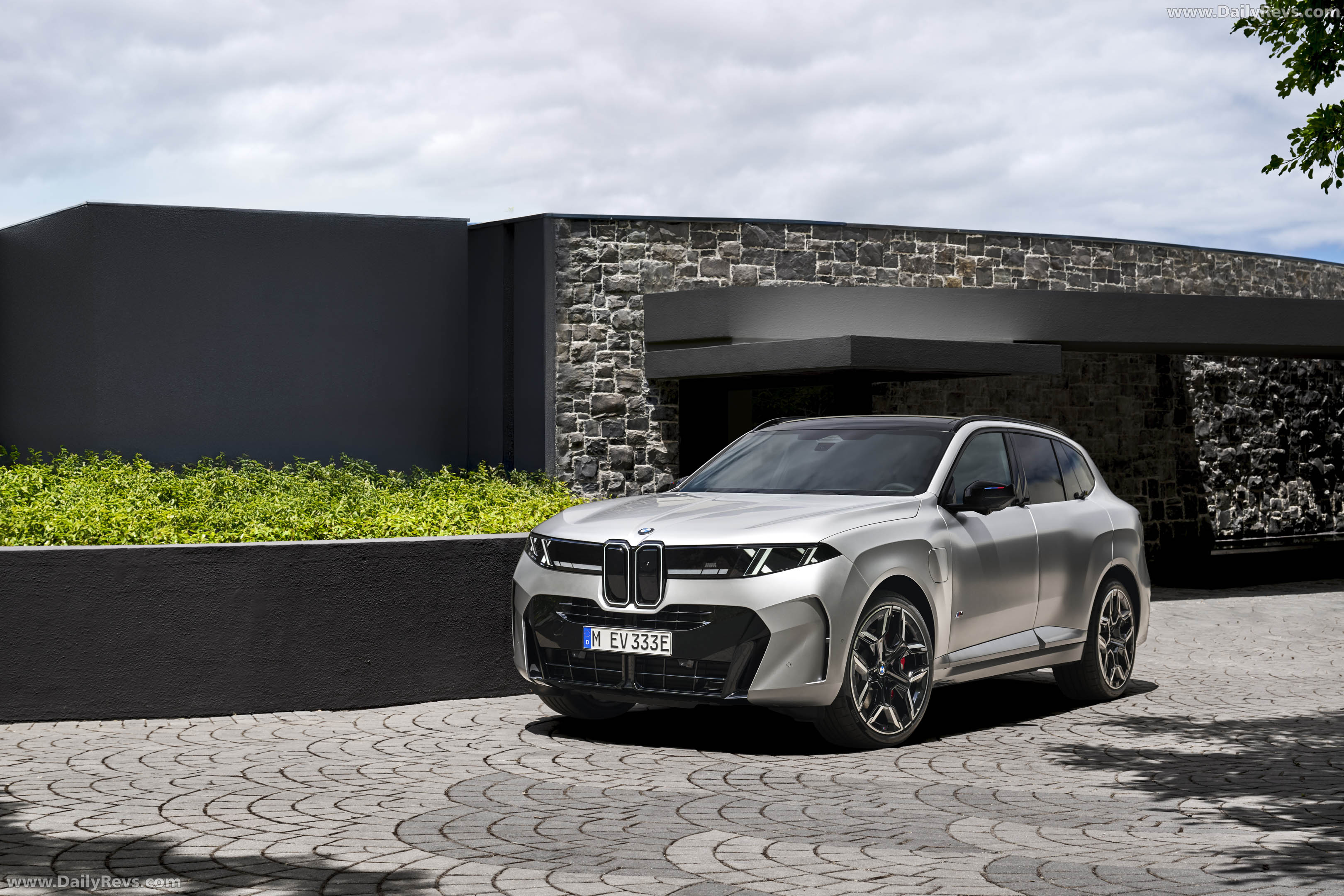 2027 BMW X5 M60e G65 Front View