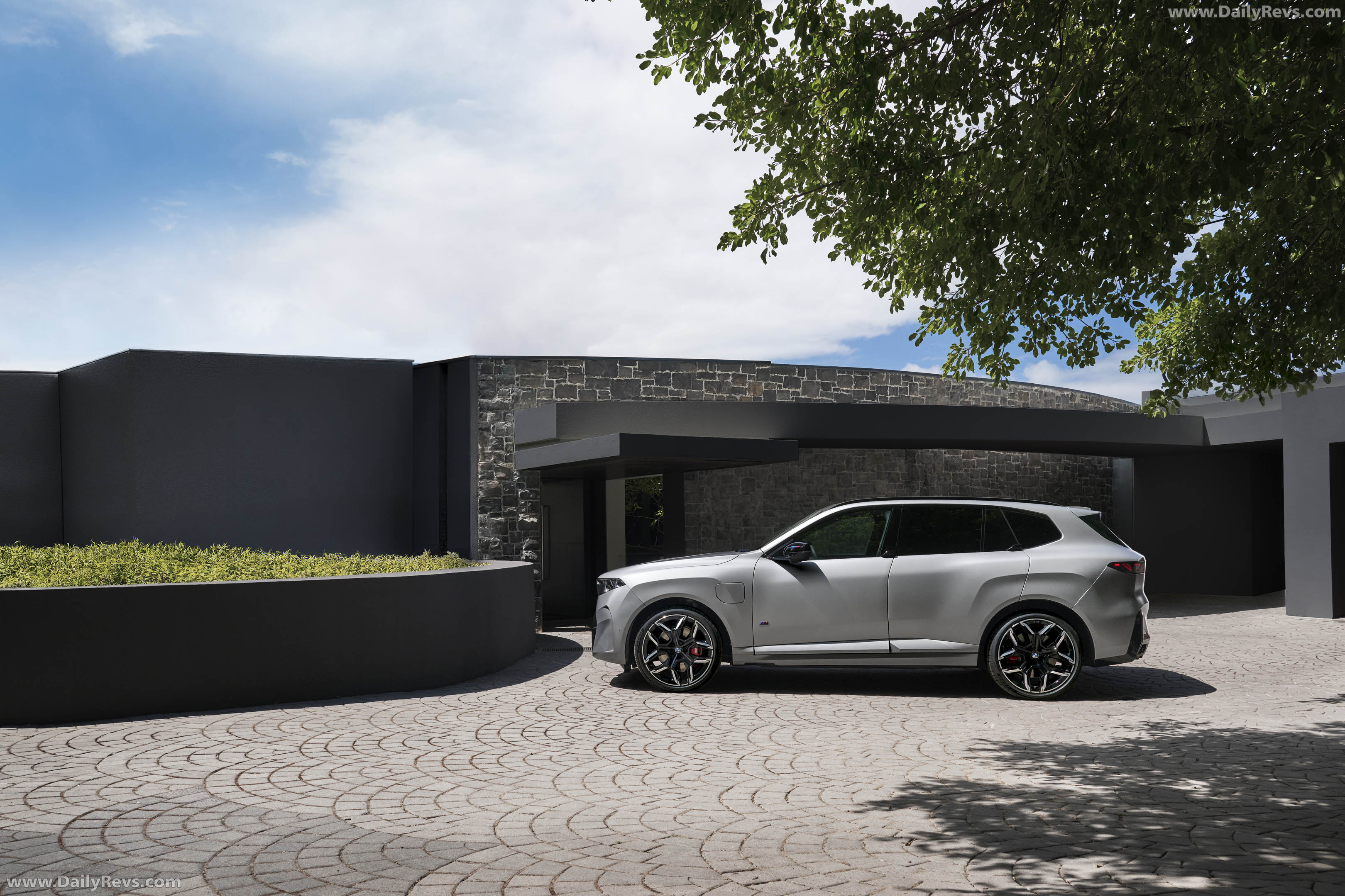 2027 BMW X5 M60e G65 Side View