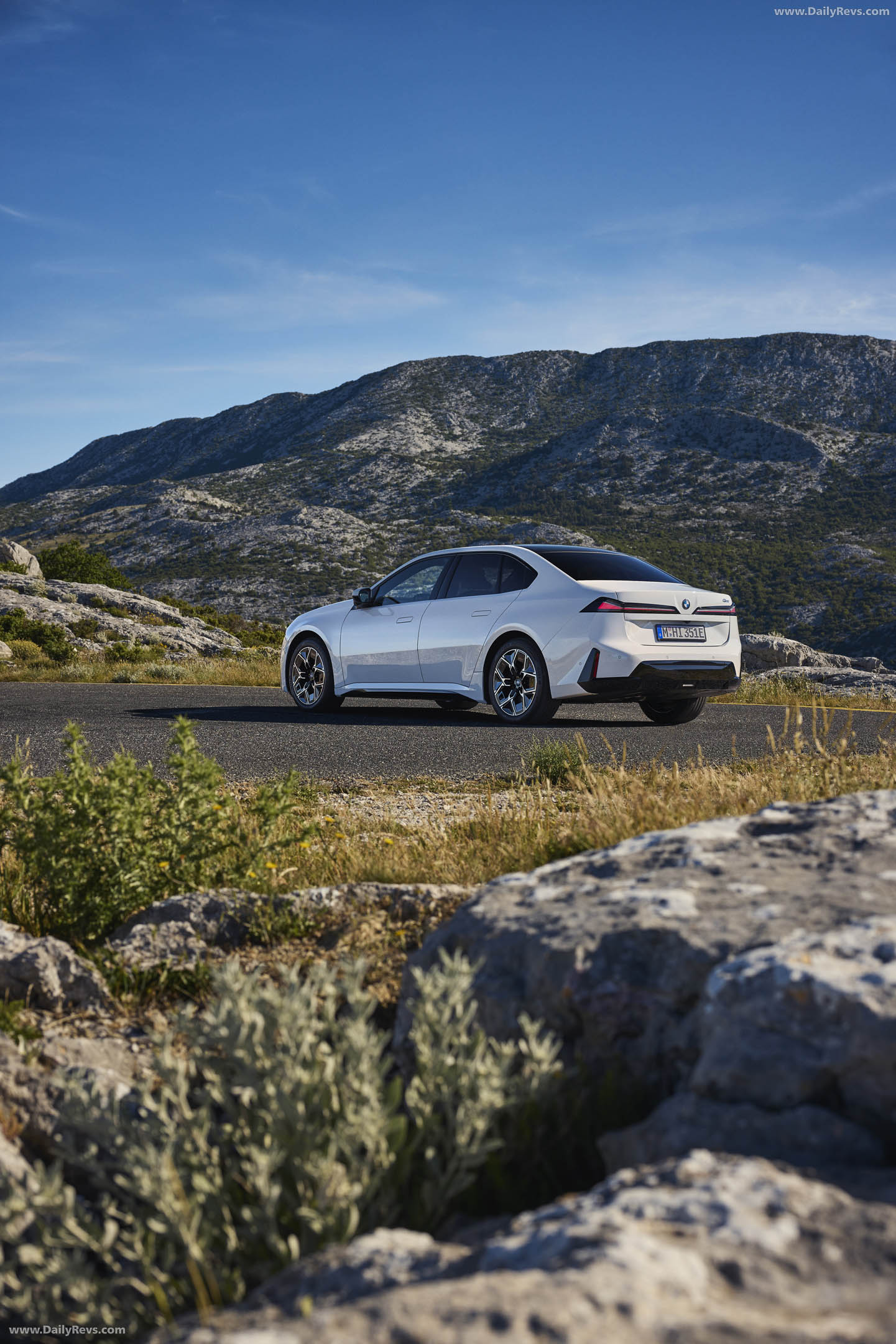 2027 BMW i3 50 xDrive NA0 Alpine White Rear View