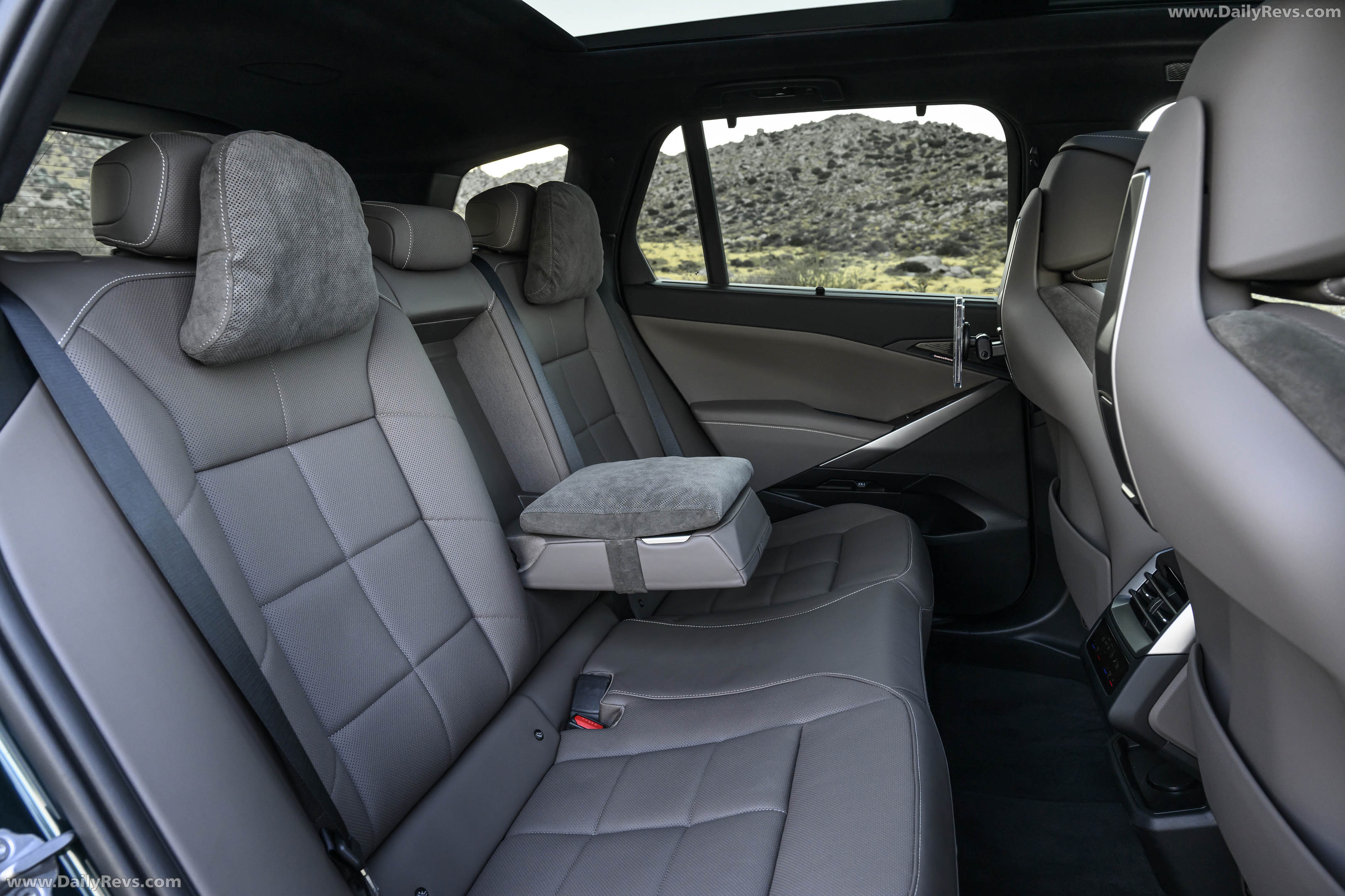 2027 BMW X5 40 xDrive G65 Vancouver Green Interior