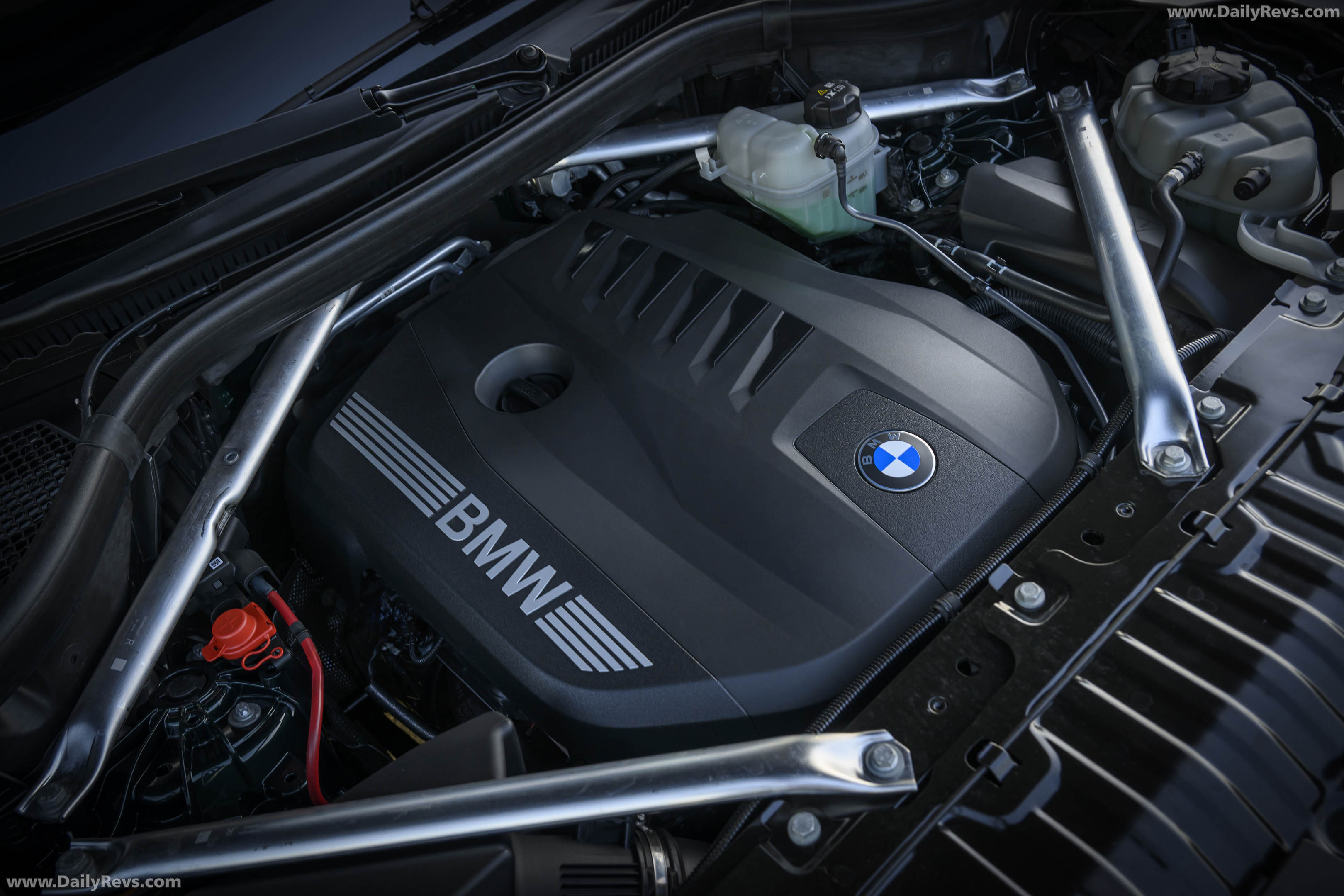 2027 BMW X5 40 xDrive G65 Vancouver Green Engine