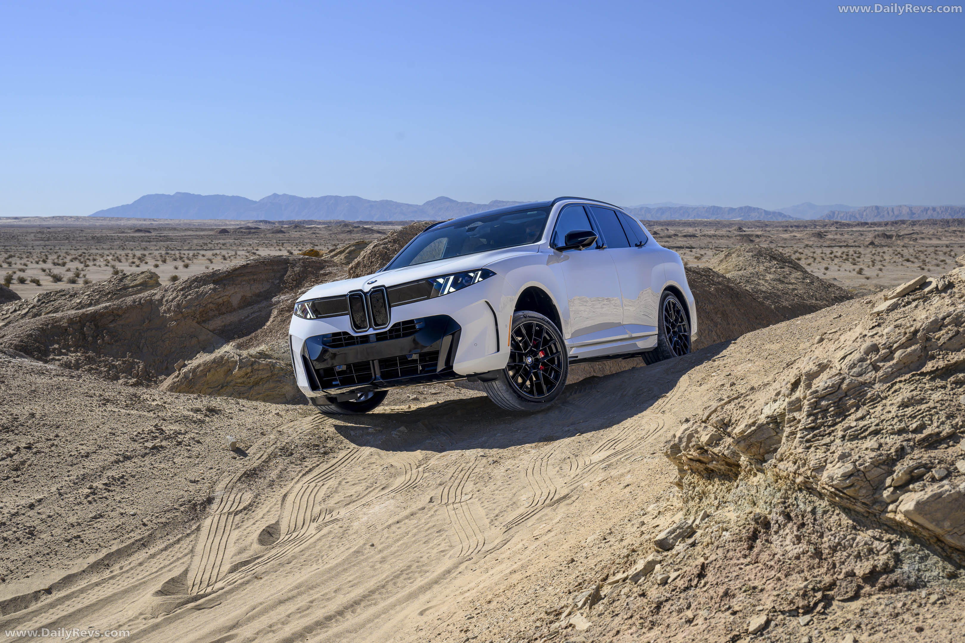 2027 BMW X5 40 xDrive G65 Alpine White Front View