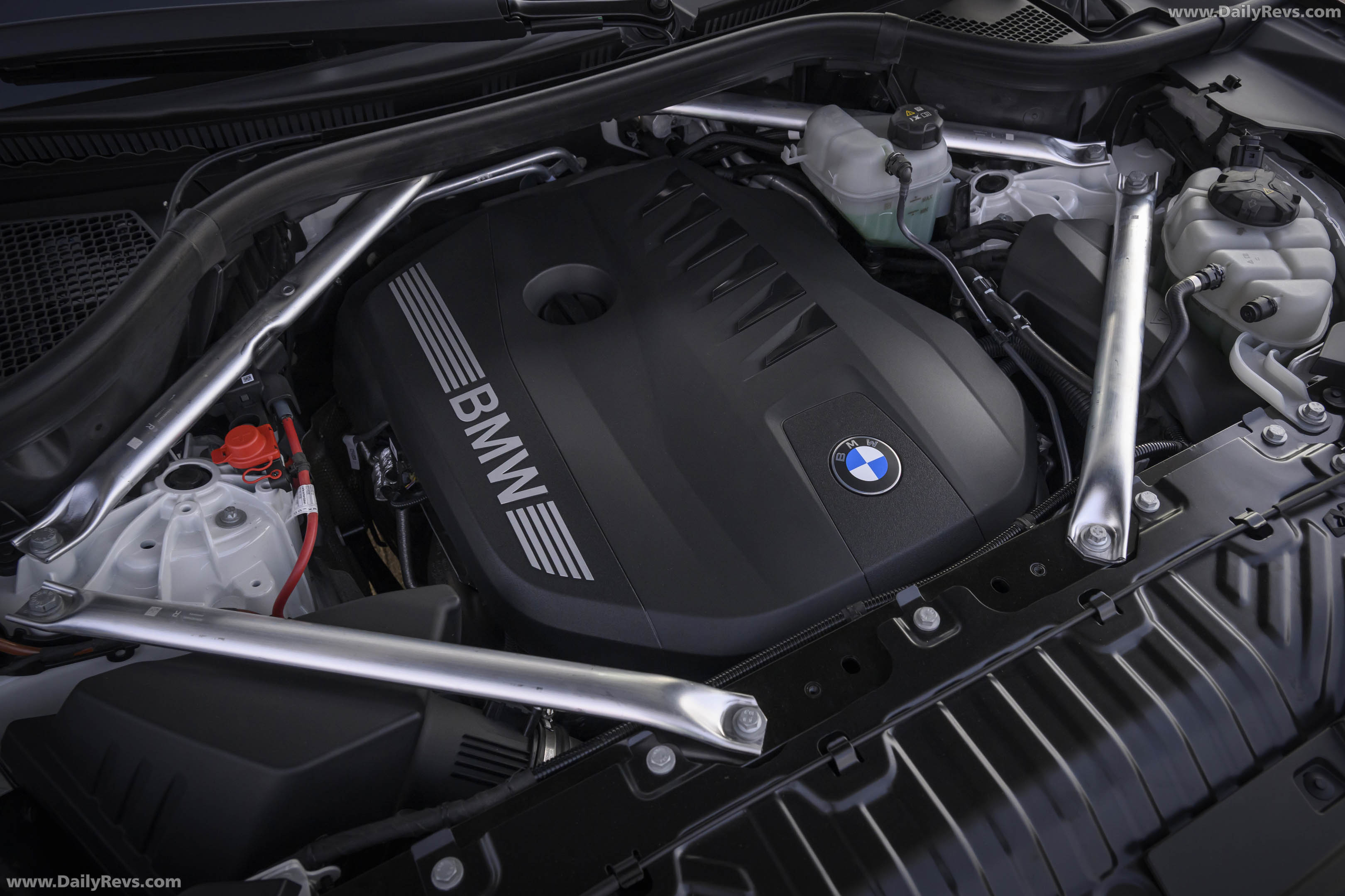 2027 BMW X5 40 xDrive G65 Alpine White Engine