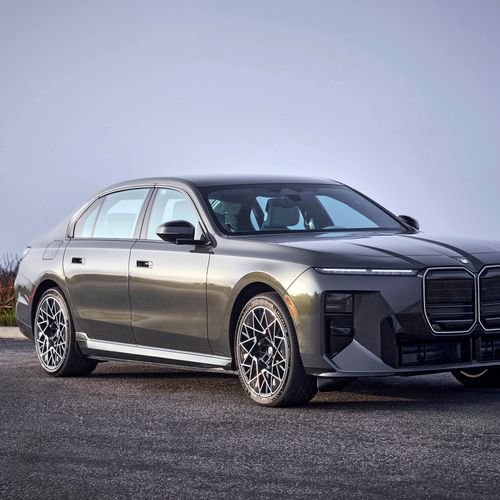 2027 BMW i7 50 xDrive M Sport Package Pro G70 Front View