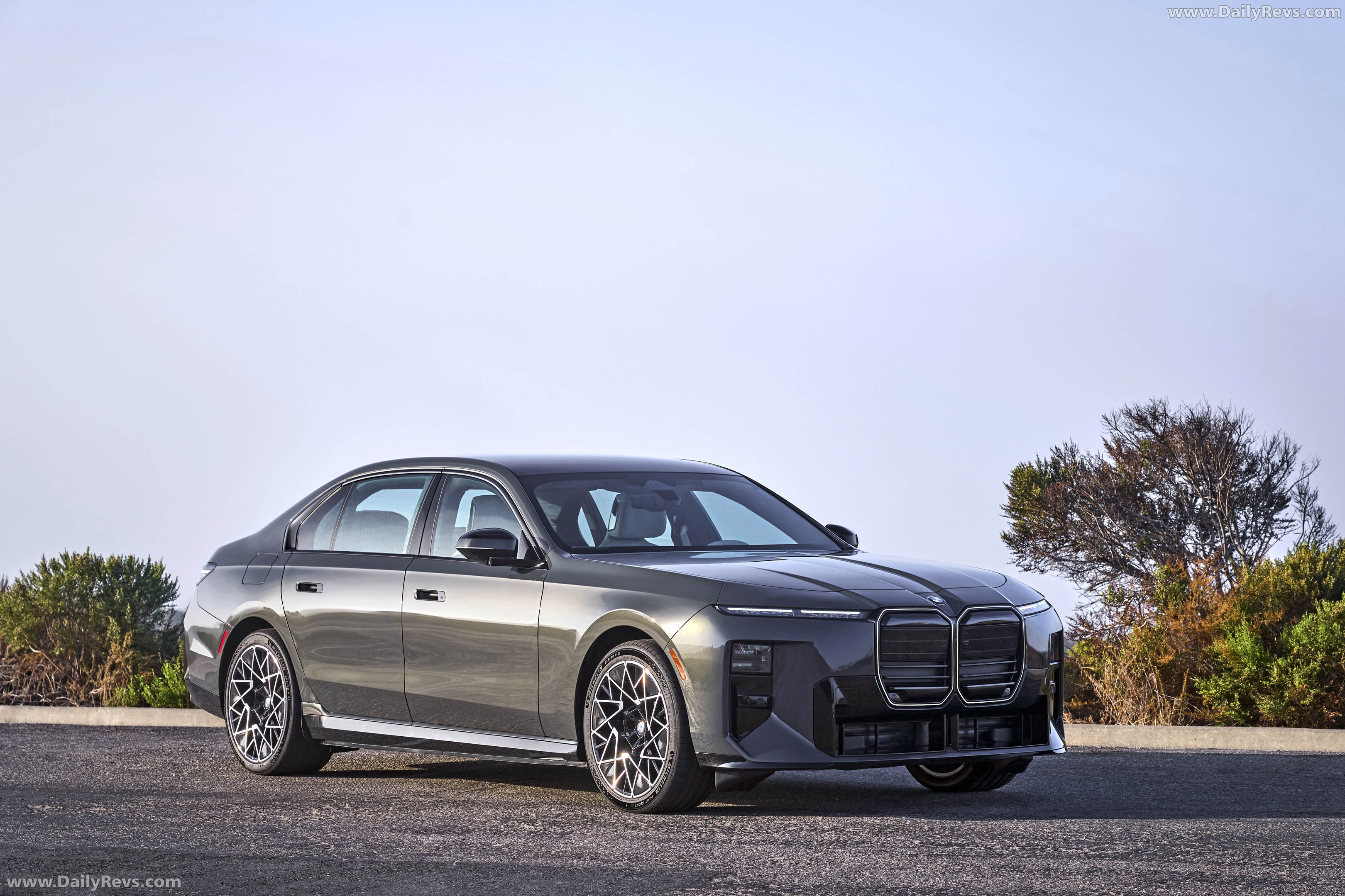 2027 BMW i7 50 xDrive M Sport Package Pro G70 Front View