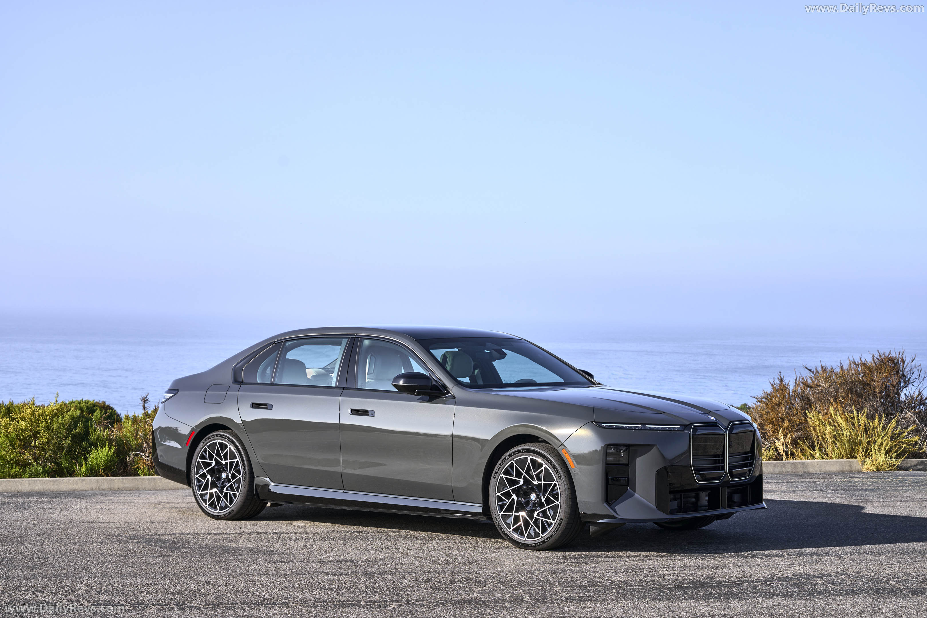 2027 BMW i7 50 xDrive M Sport Package Pro G70 Front View
