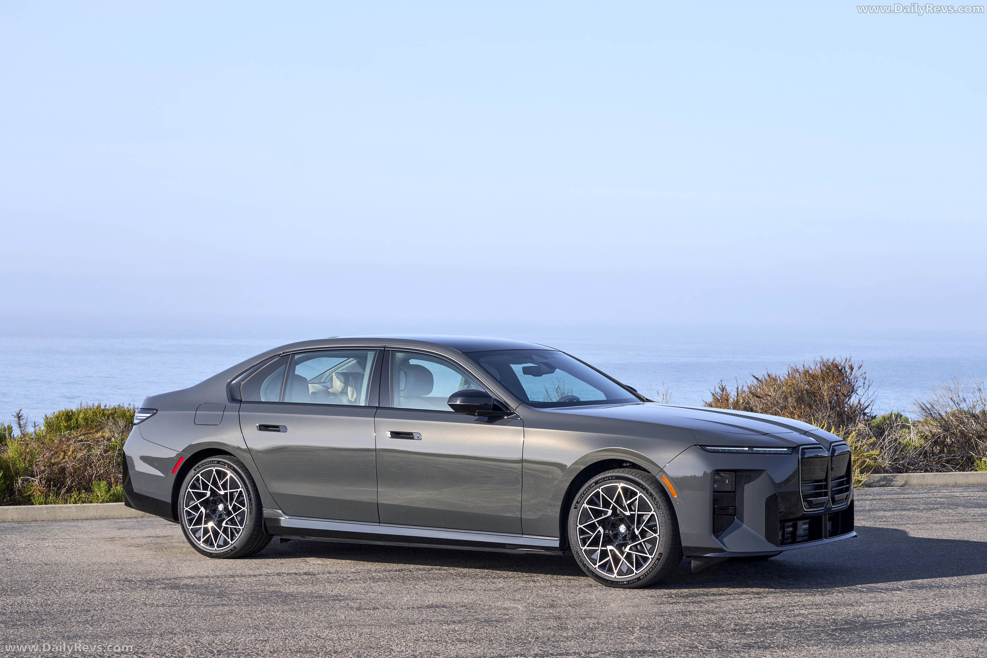 2027 BMW i7 50 xDrive M Sport Package Pro G70 Front View