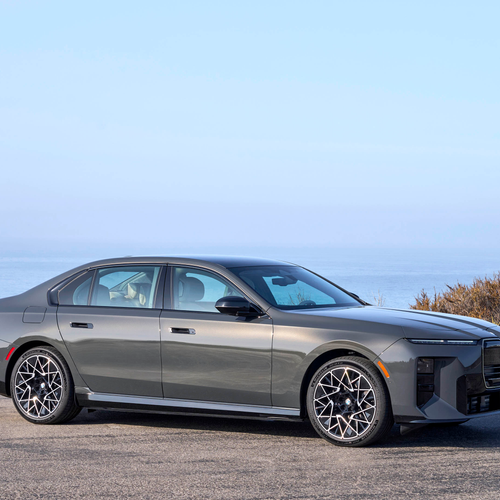 2027 BMW i7 50 xDrive M Sport Package Pro G70 Front View