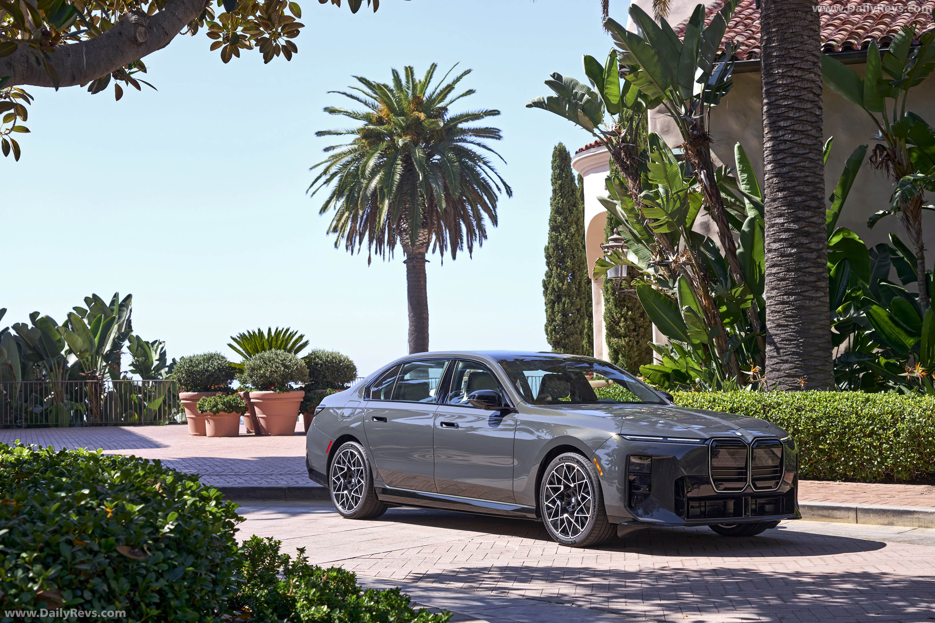 2027 BMW i7 50 xDrive M Sport Package Pro G70 Front View