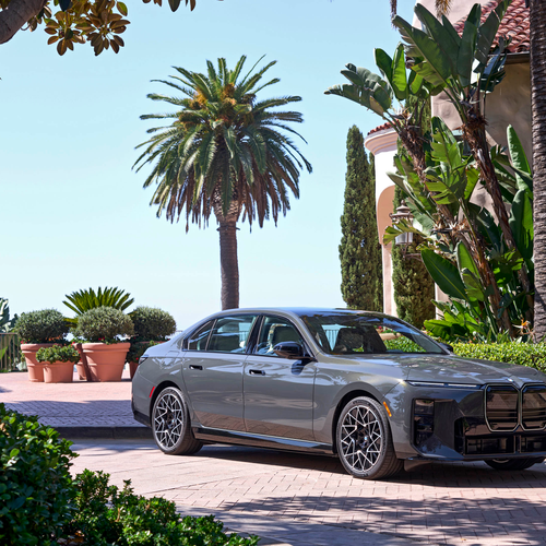 2027 BMW i7 50 xDrive M Sport Package Pro G70 Front View
