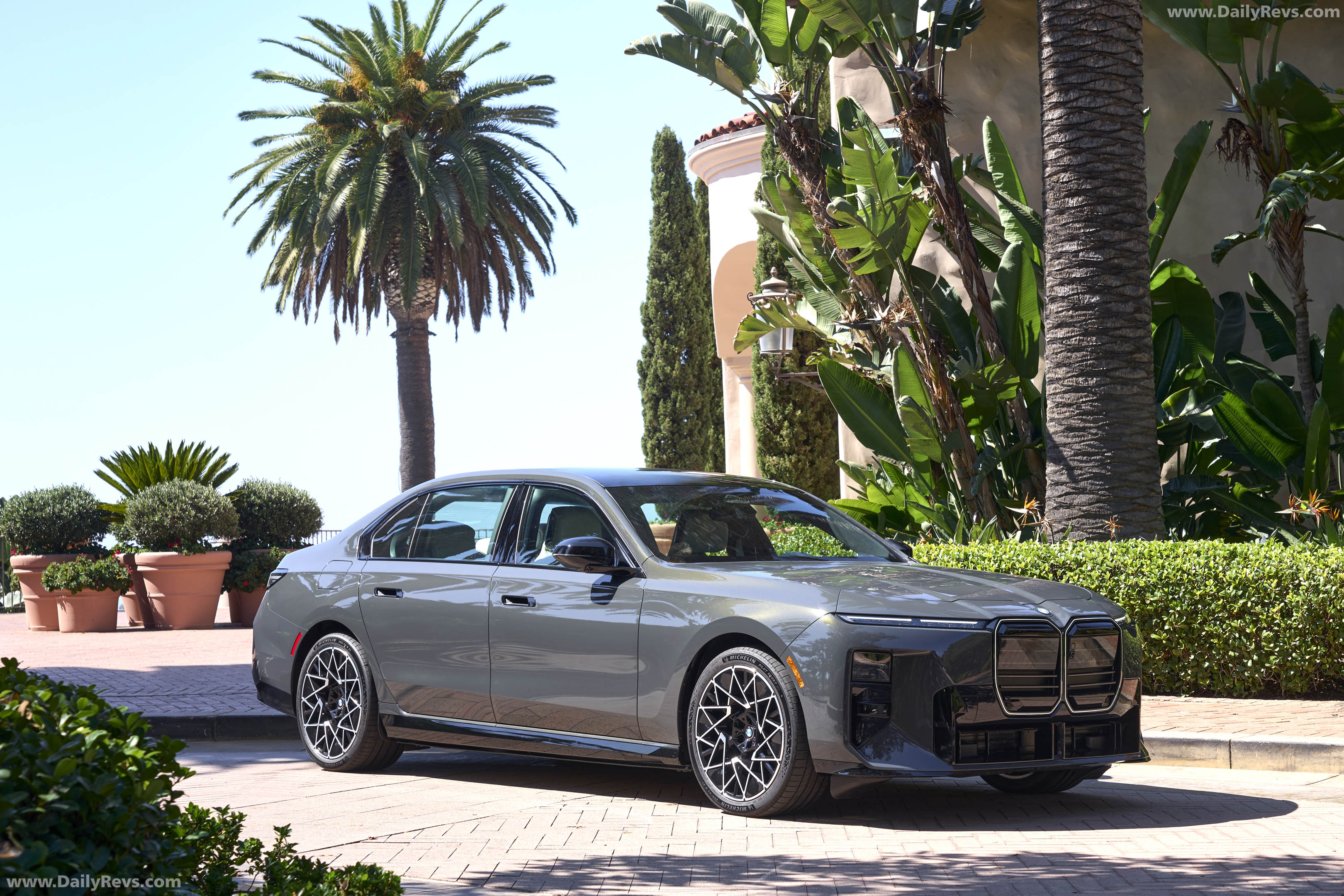 2027 BMW i7 50 xDrive M Sport Package Pro G70 Front View