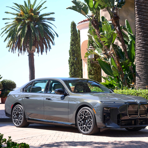 2027 BMW i7 50 xDrive M Sport Package Pro G70 Front View