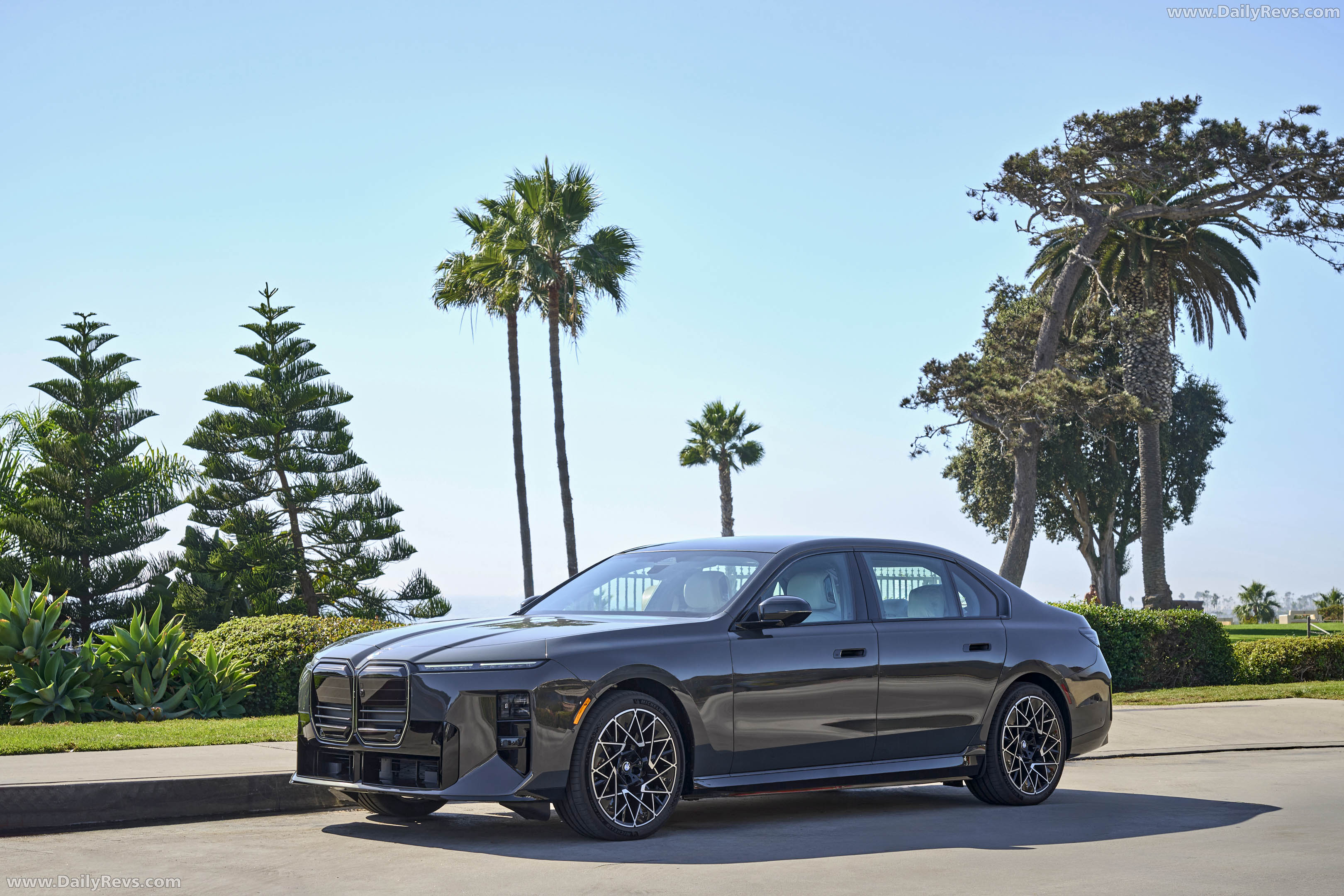 2027 BMW i7 50 xDrive M Sport Package Pro G70 Front View