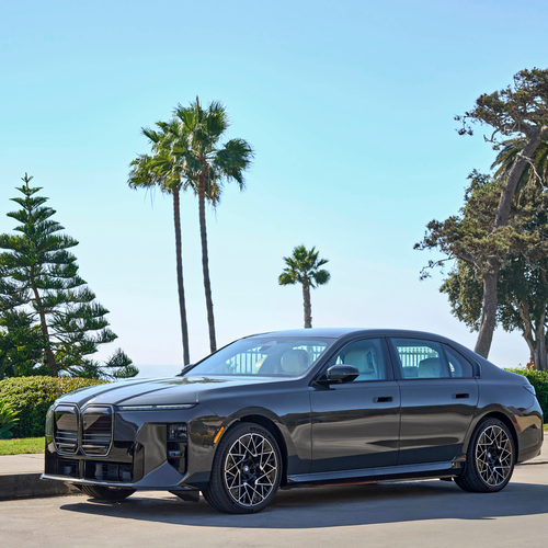 2027 BMW i7 50 xDrive M Sport Package Pro G70 Front View