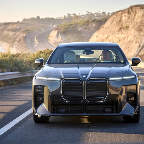 2027 BMW i7 50 xDrive M Sport Package Pro G70 Front View