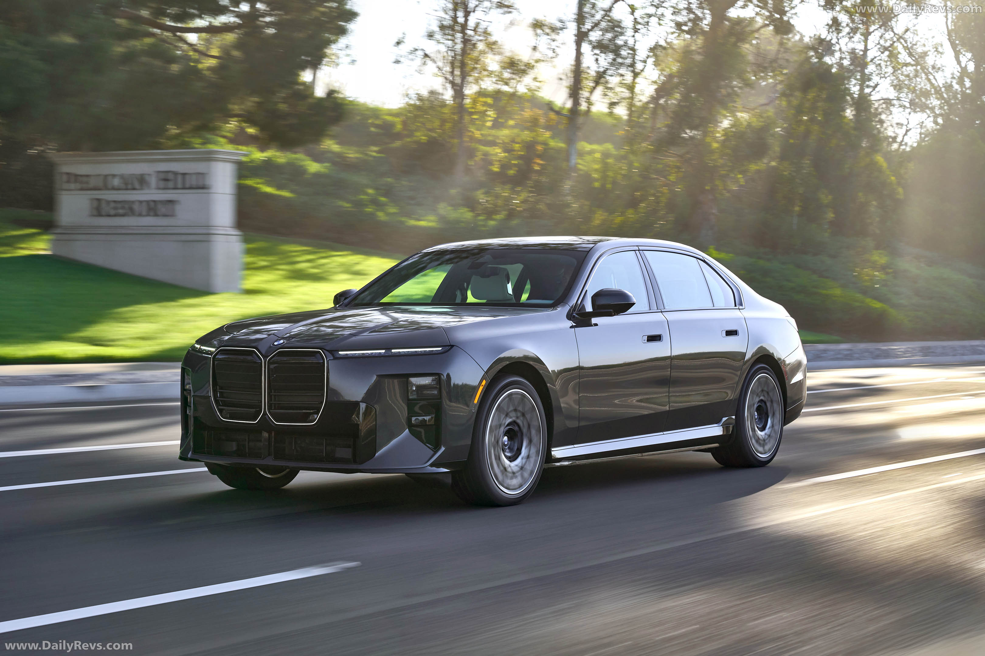 2027 BMW i7 50 xDrive M Sport Package Pro G70 Front View