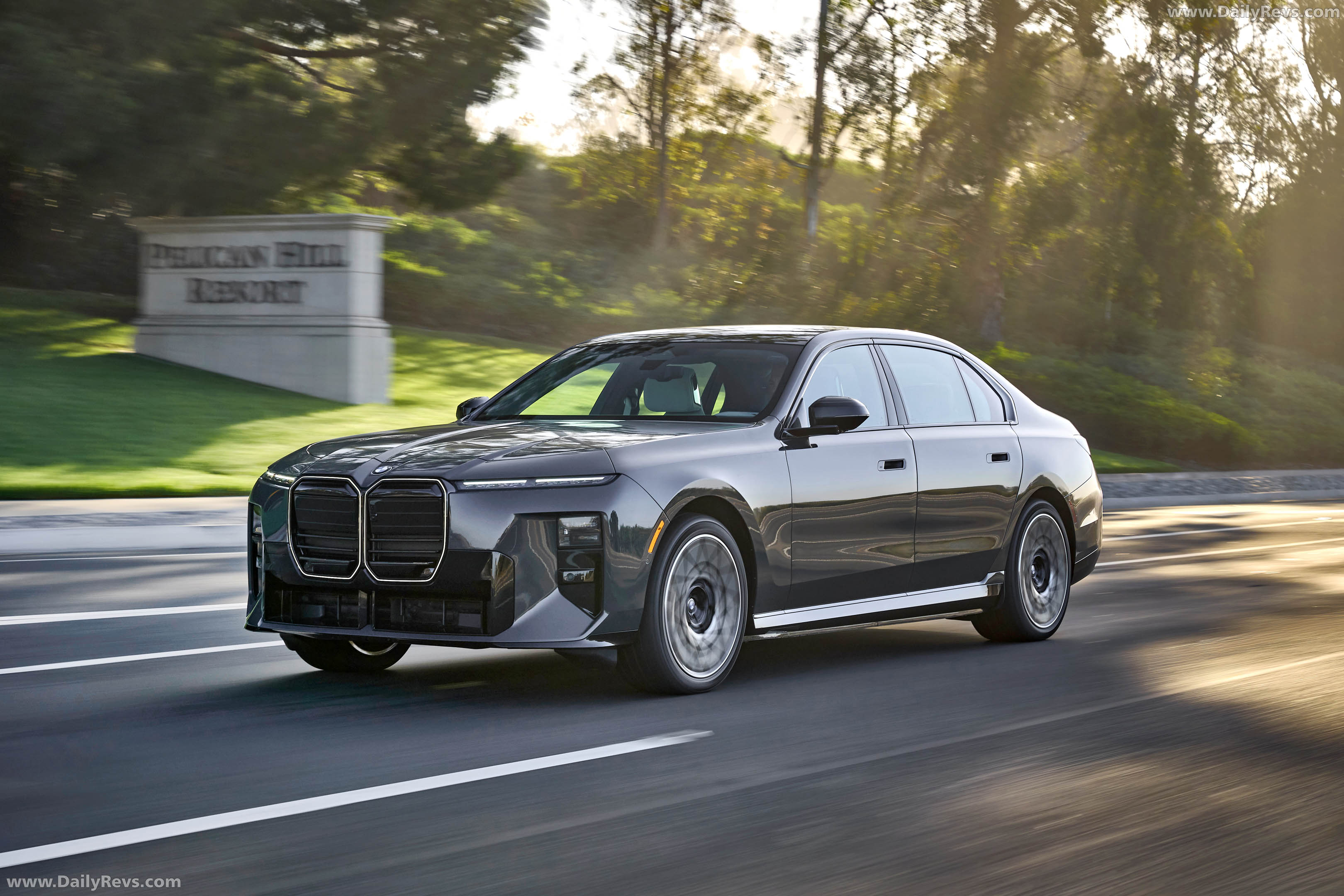 2027 BMW i7 50 xDrive M Sport Package Pro G70 Front View