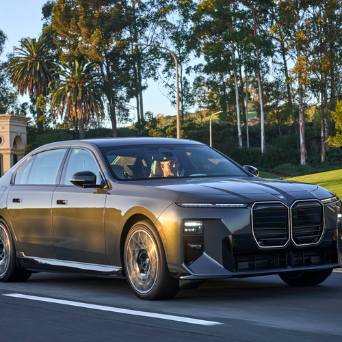 2027 BMW i7 50 xDrive M Sport Package Pro G70 Front View