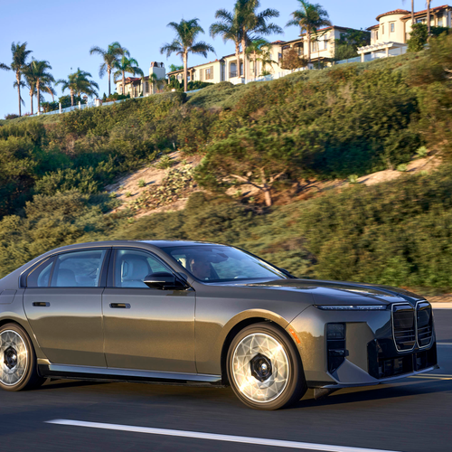 2027 BMW i7 50 xDrive M Sport Package Pro G70 Front View