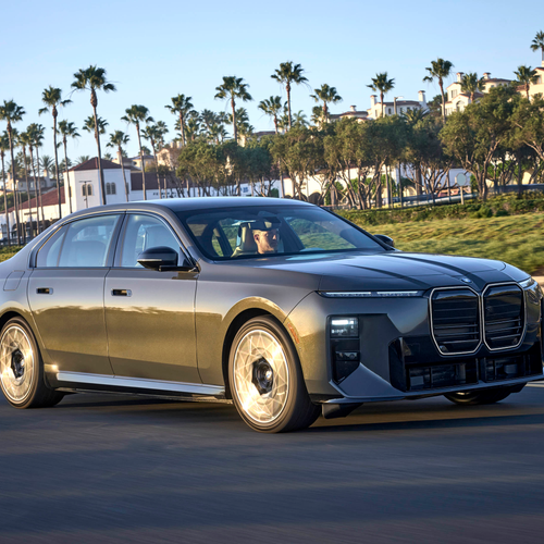2027 BMW i7 50 xDrive M Sport Package Pro G70 Front View