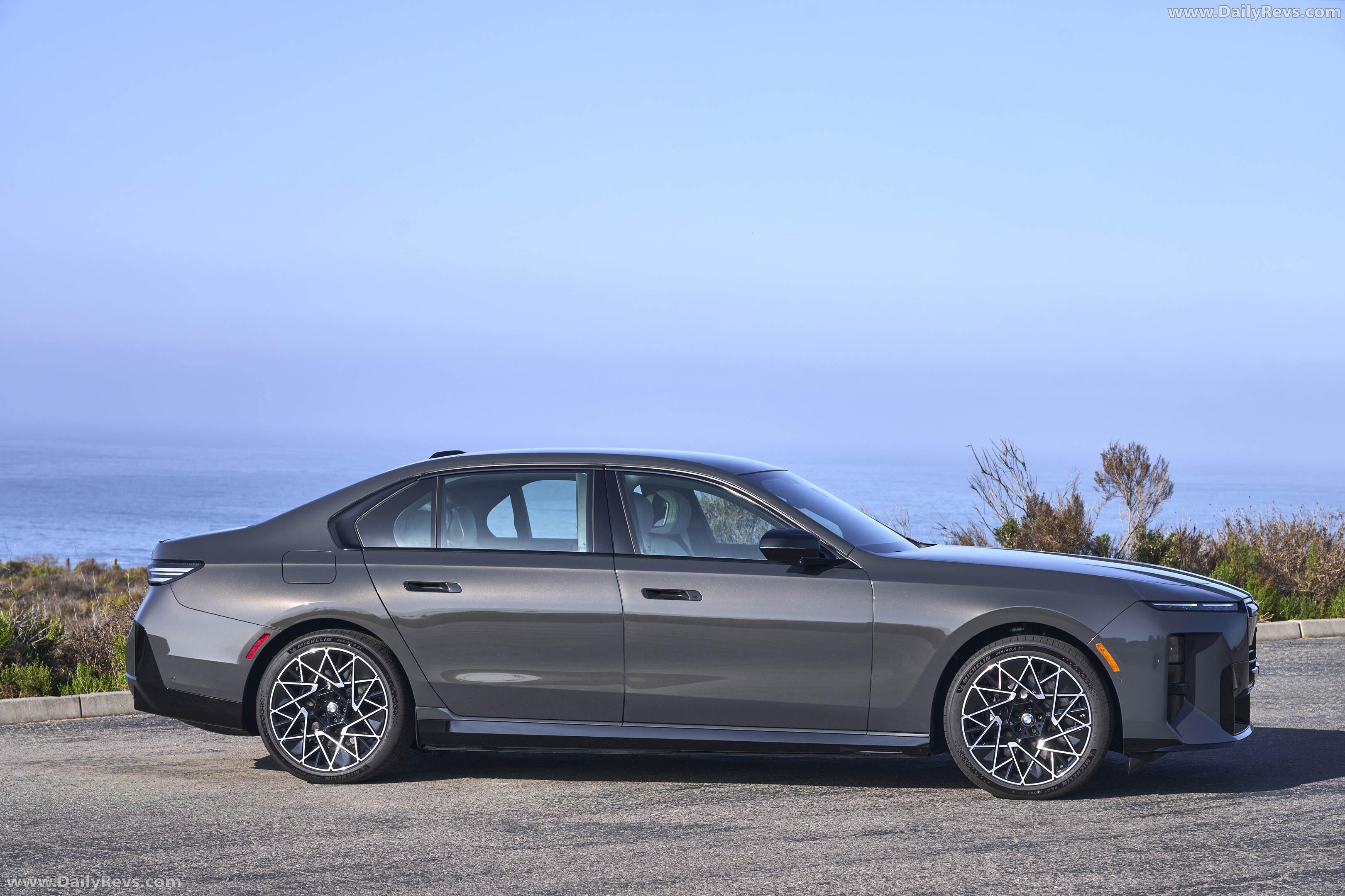 2027 BMW i7 50 xDrive M Sport Package Pro G70 Side View